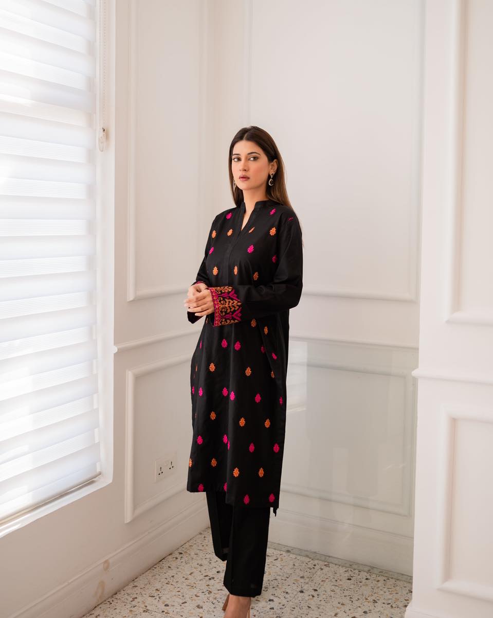 এলিগেন্ট এমব্রয়ডারেড ব্ল্যাক কুর্তি সেট (টু-পিস) - Image 3
