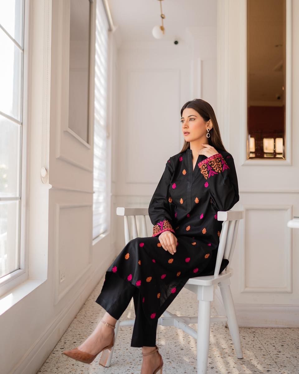এলিগেন্ট এমব্রয়ডারেড ব্ল্যাক কুর্তি সেট (টু-পিস) - Image 5