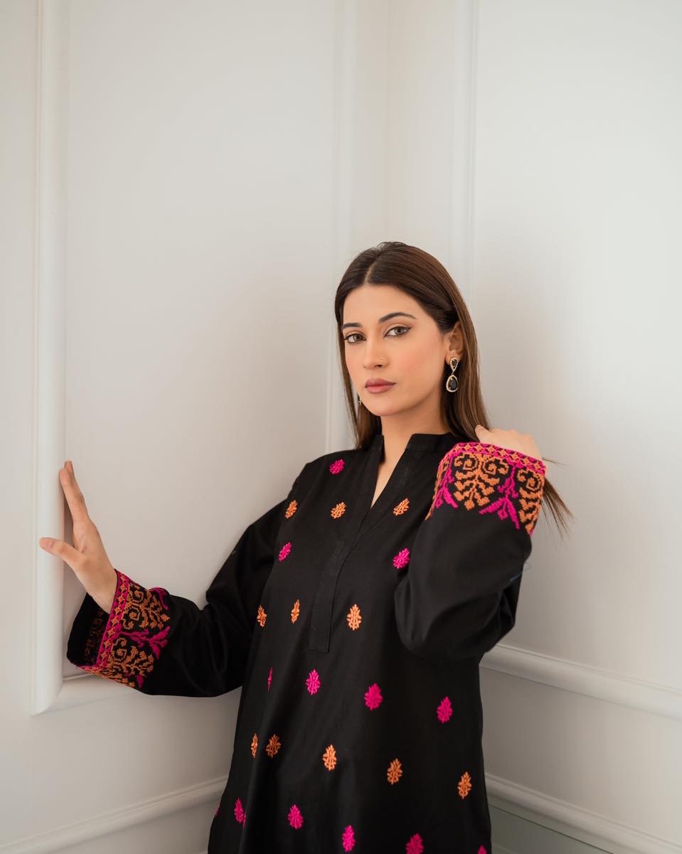এলিগেন্ট এমব্রয়ডারেড ব্ল্যাক কুর্তি সেট (টু-পিস) - Image 4