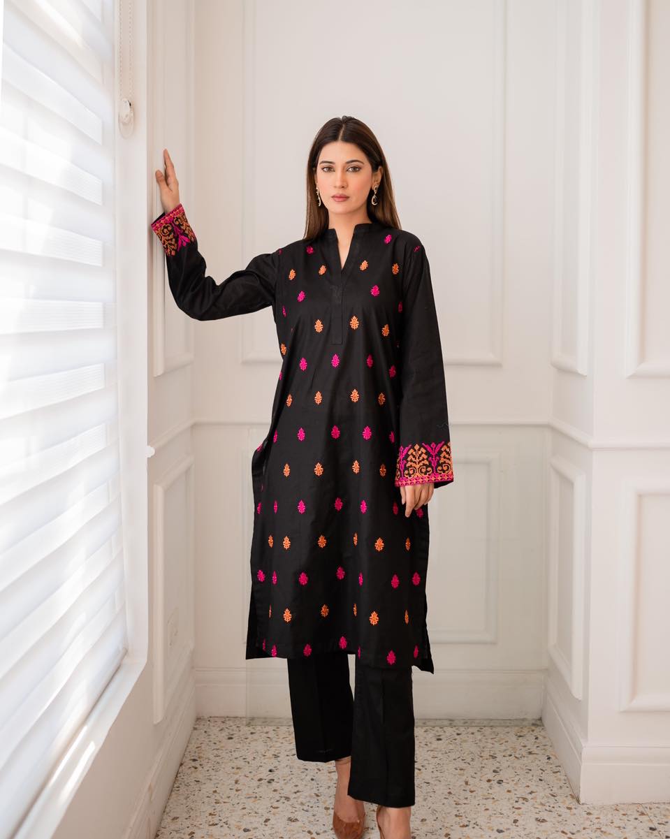 এলিগেন্ট এমব্রয়ডারেড ব্ল্যাক কুর্তি সেট (টু-পিস) - Image 1