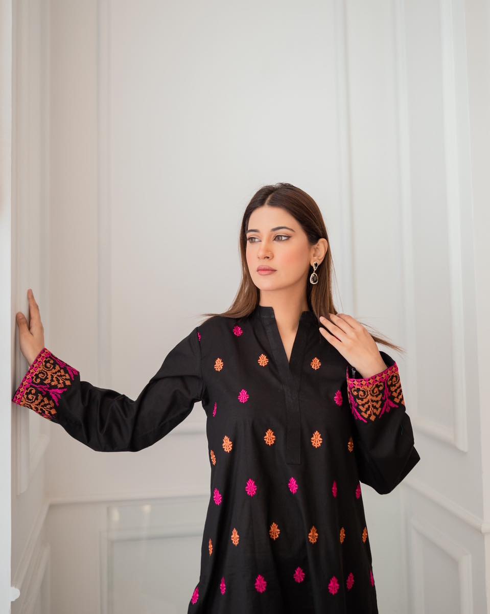 এলিগেন্ট এমব্রয়ডারেড ব্ল্যাক কুর্তি সেট (টু-পিস) - Image 2