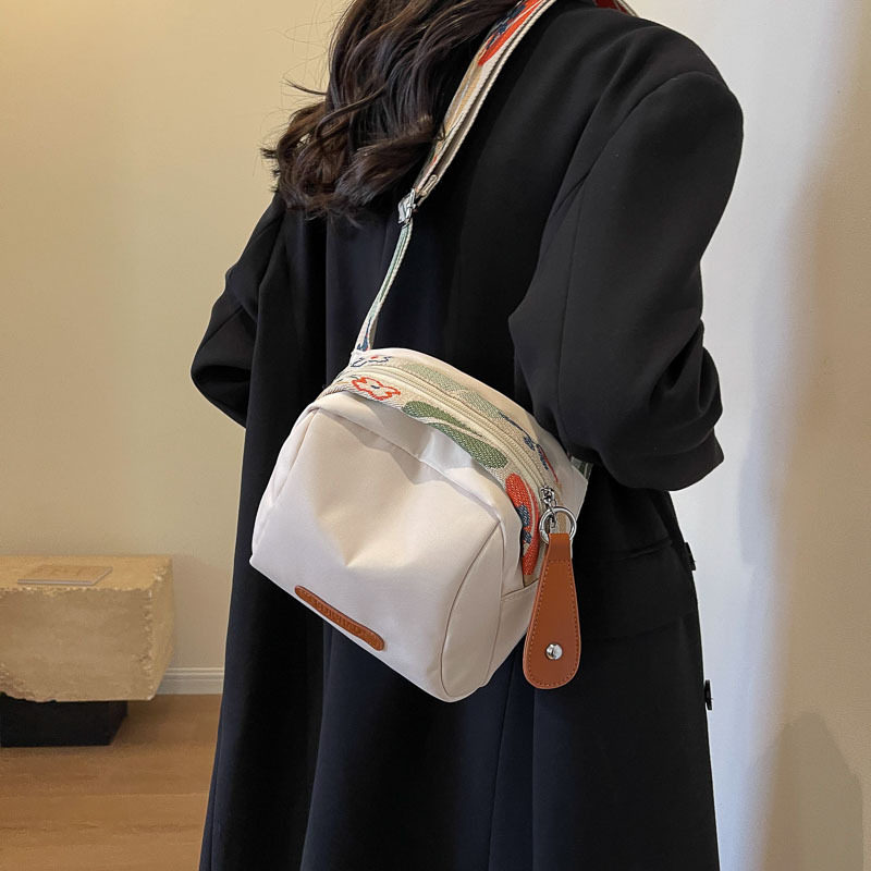 2025 New Shoulder Small Bag Women's Crossbody Bag Autumn and Winter Women's Bag Canvas Bag_img_2