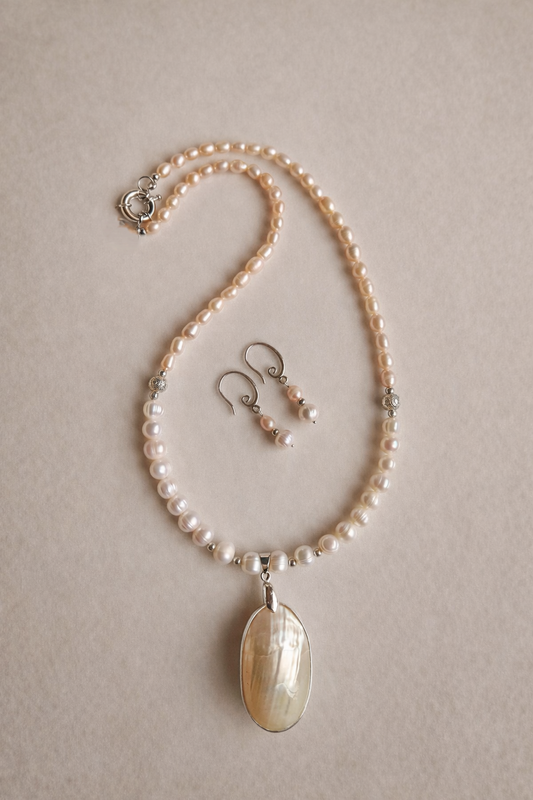 Exclusive Pearl Necklace With Locket