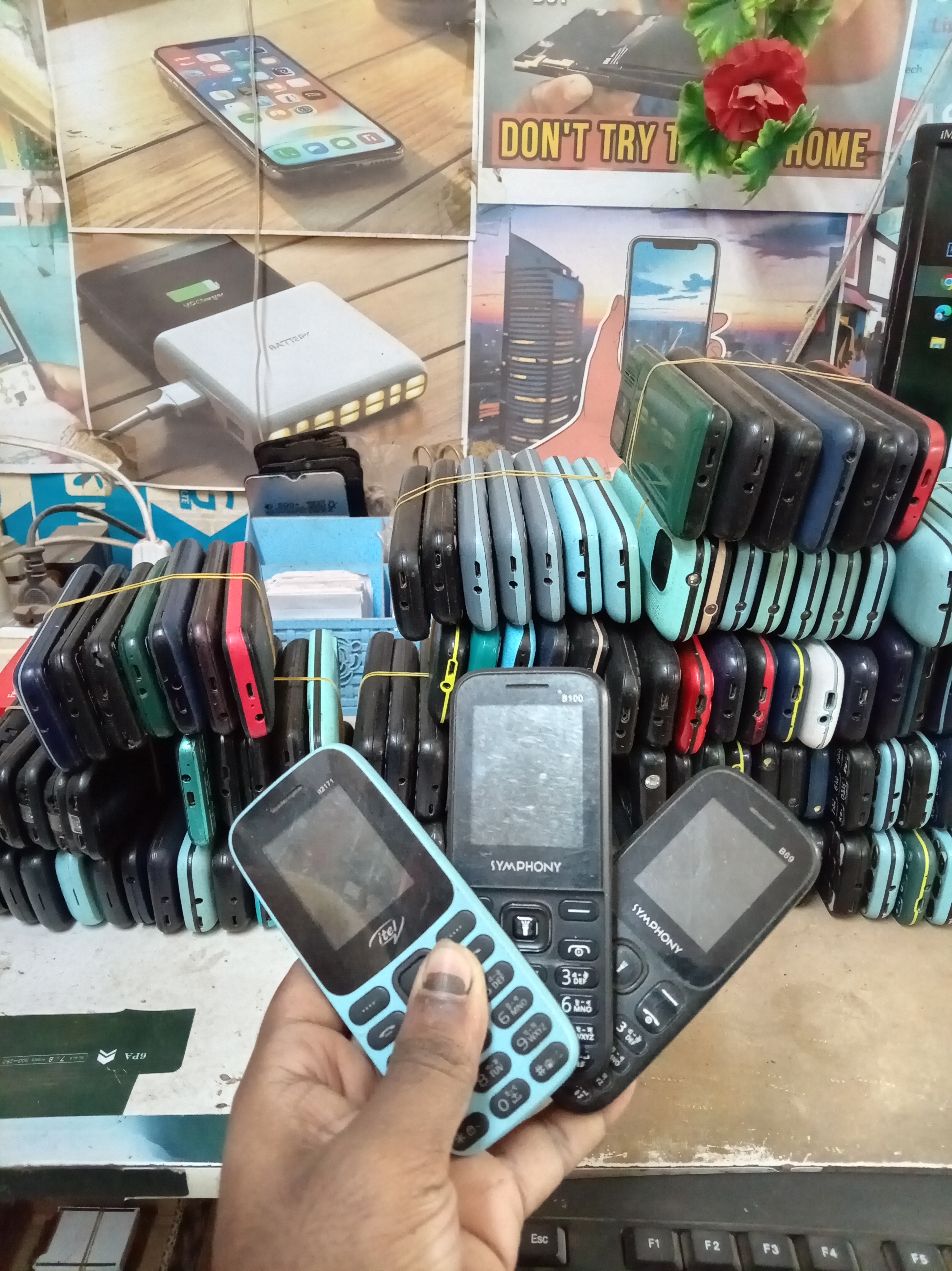 সর্বনিম্ন 10 পিস নিতে হবে। 1.7 সার্বিস করে বিক্রি করতে হবে। ব্যাটারি ছাড়া বিস্তারিত নিচে দেখুন।