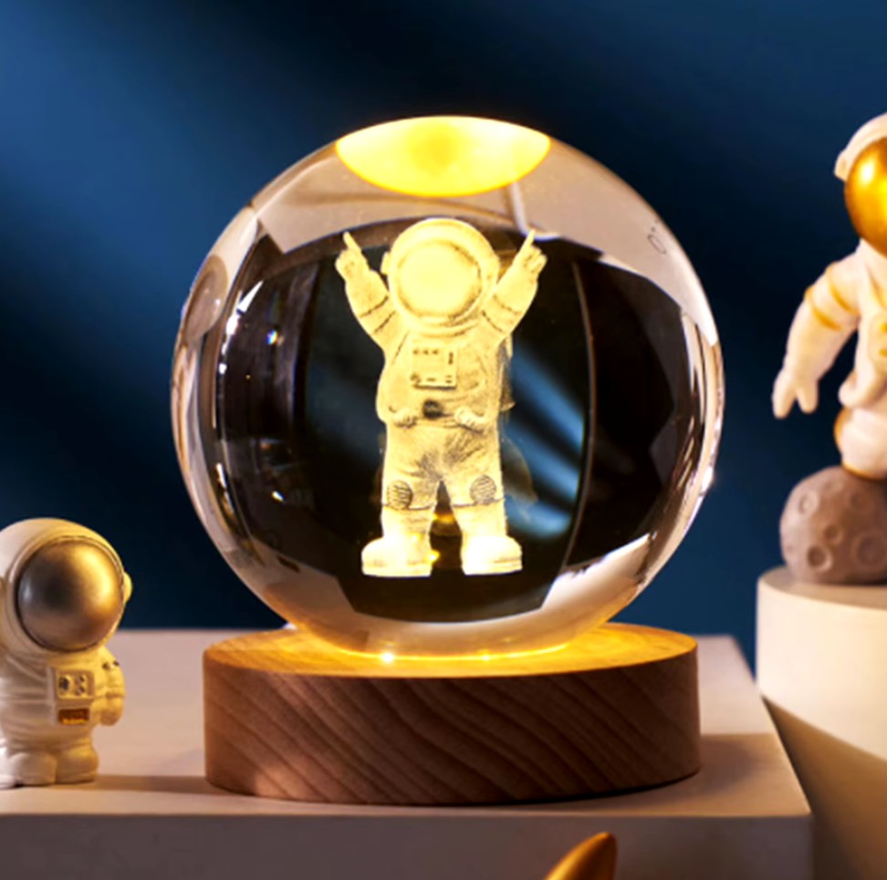 3D Crystal Ball – Astronaut_img_0