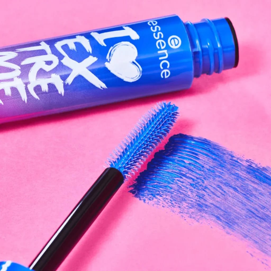 essence I love Extreme Blue Mascara