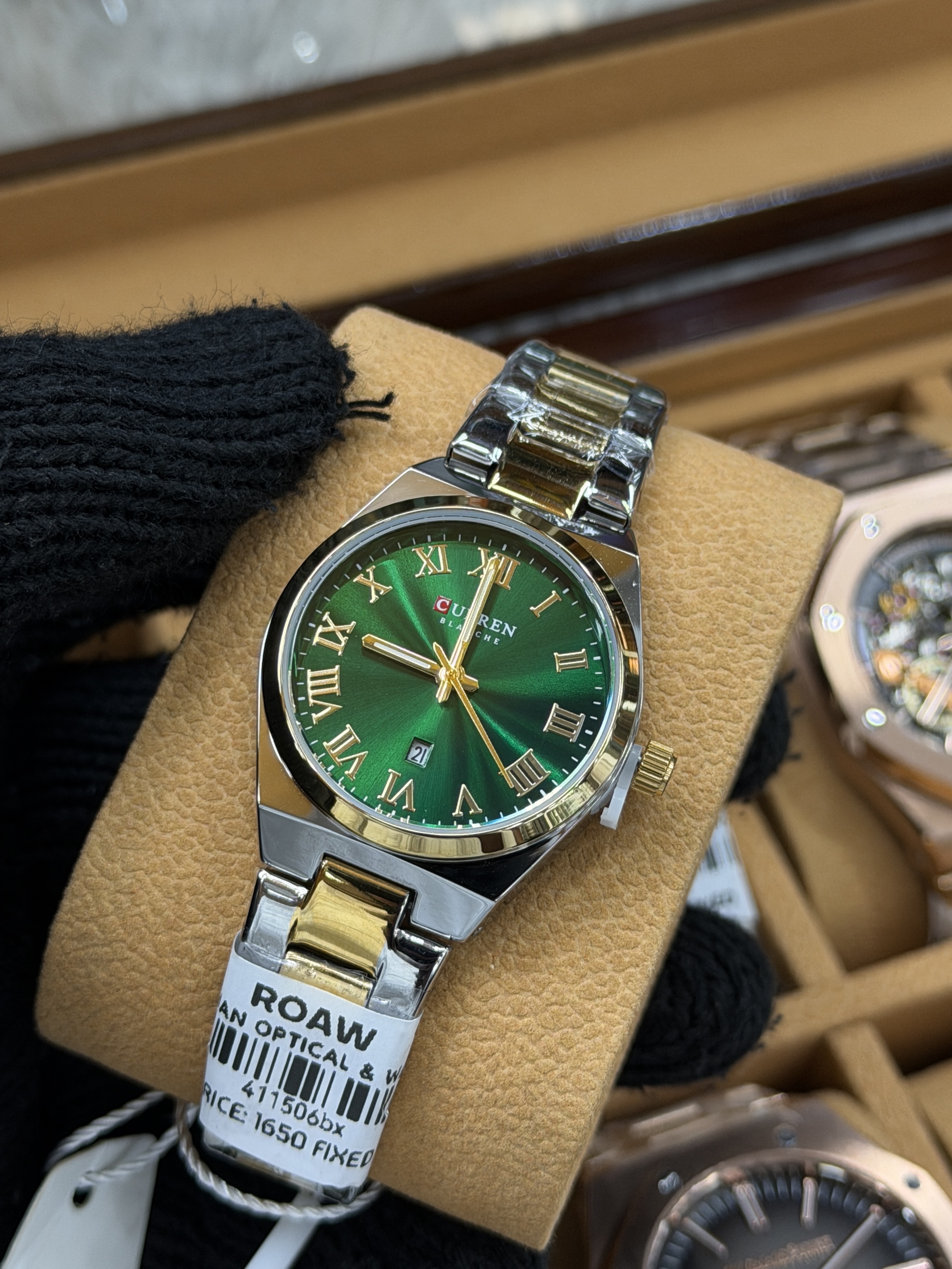 Curren 9095 women's quartz