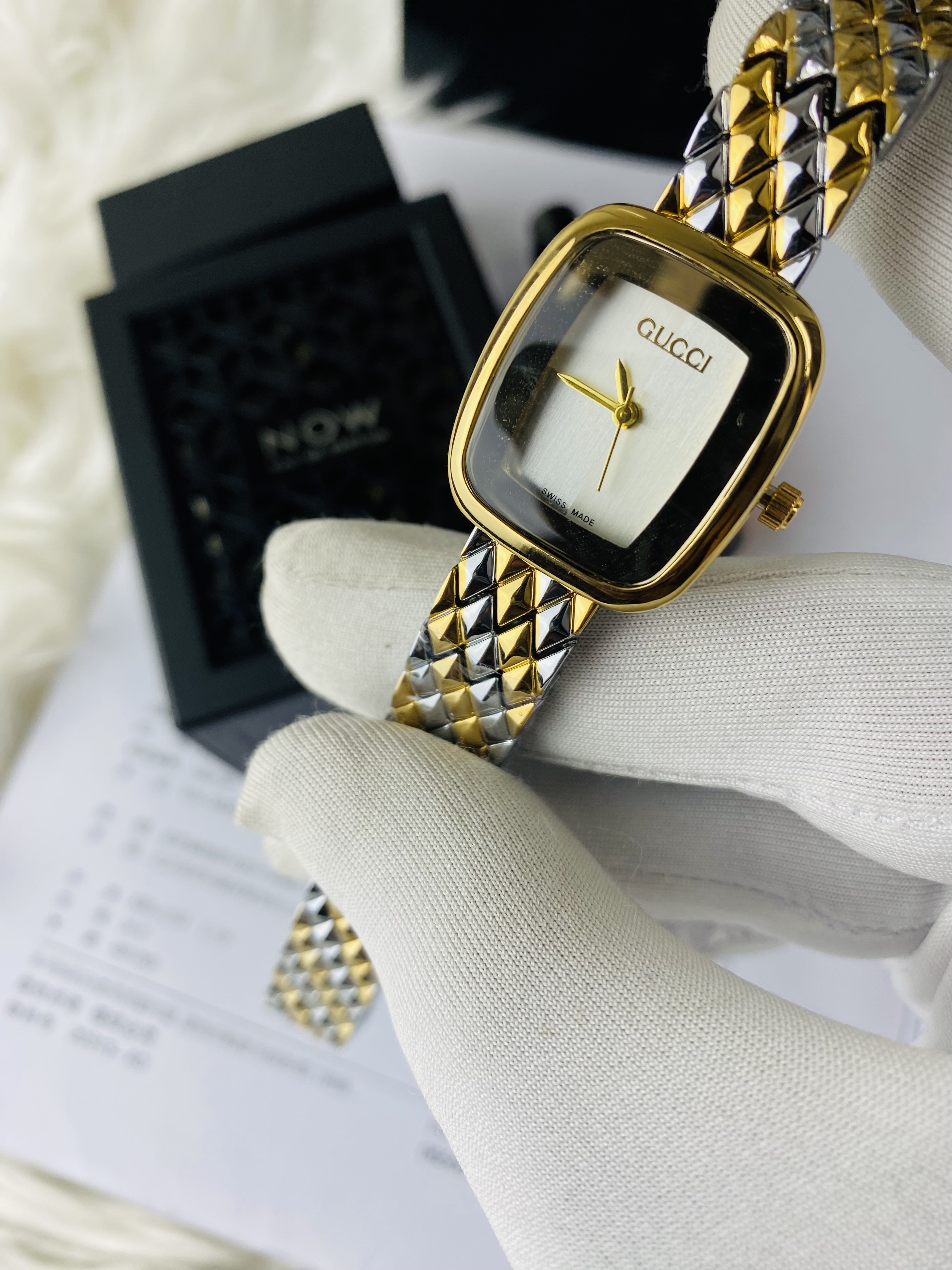 Two-tone Gucci watch with a square case and a patterned bracelet_img_1