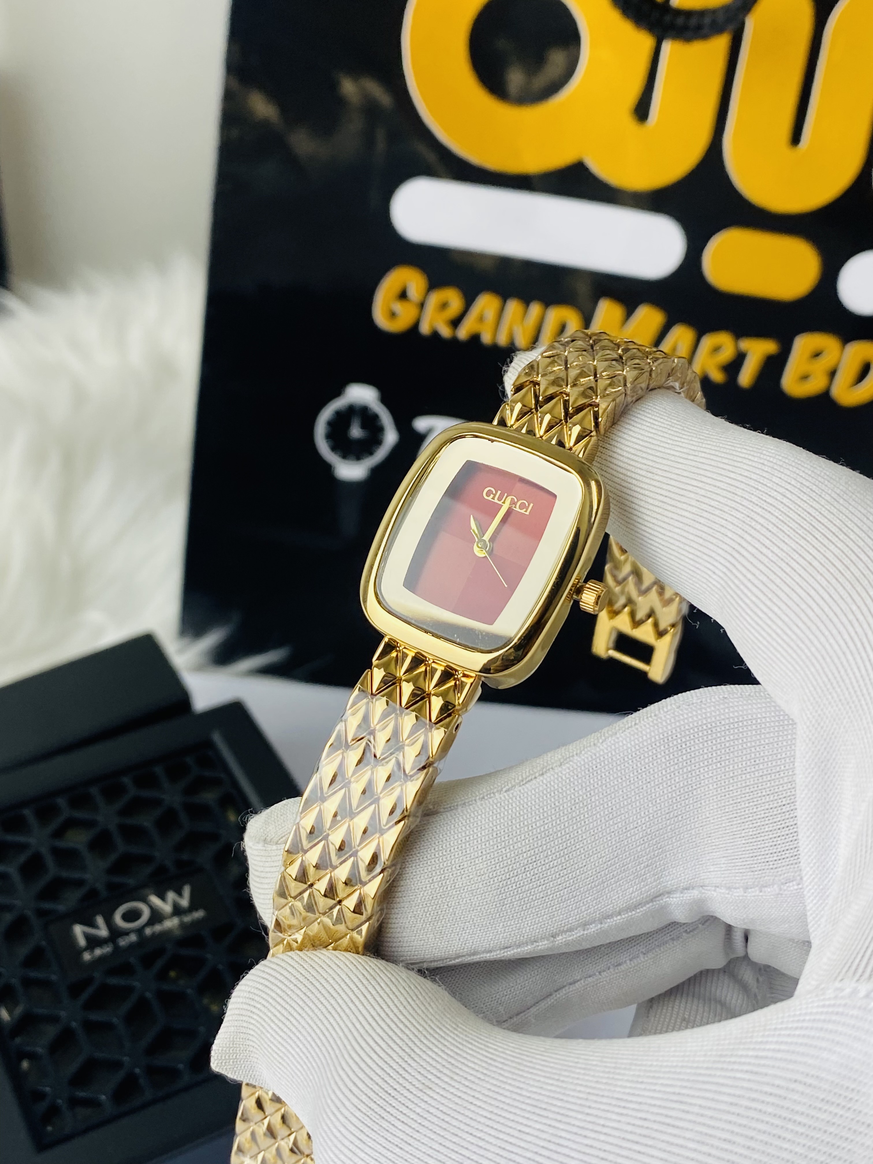 Two-tone Gucci Red dial watch with a square case and a patterned bracelet_img_1