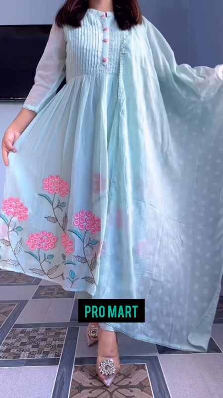 প্রিমিয়াম এম্ভ্রডারি গাউন থ্রি-পিস সেট 🌿 - Image 2