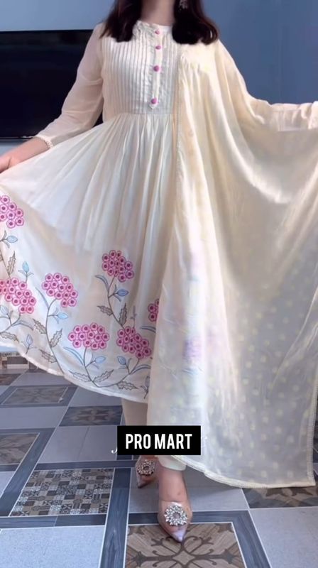 প্রিমিয়াম এম্ভ্রডারি গাউন থ্রি-পিস সেট 🌿 - Image 2