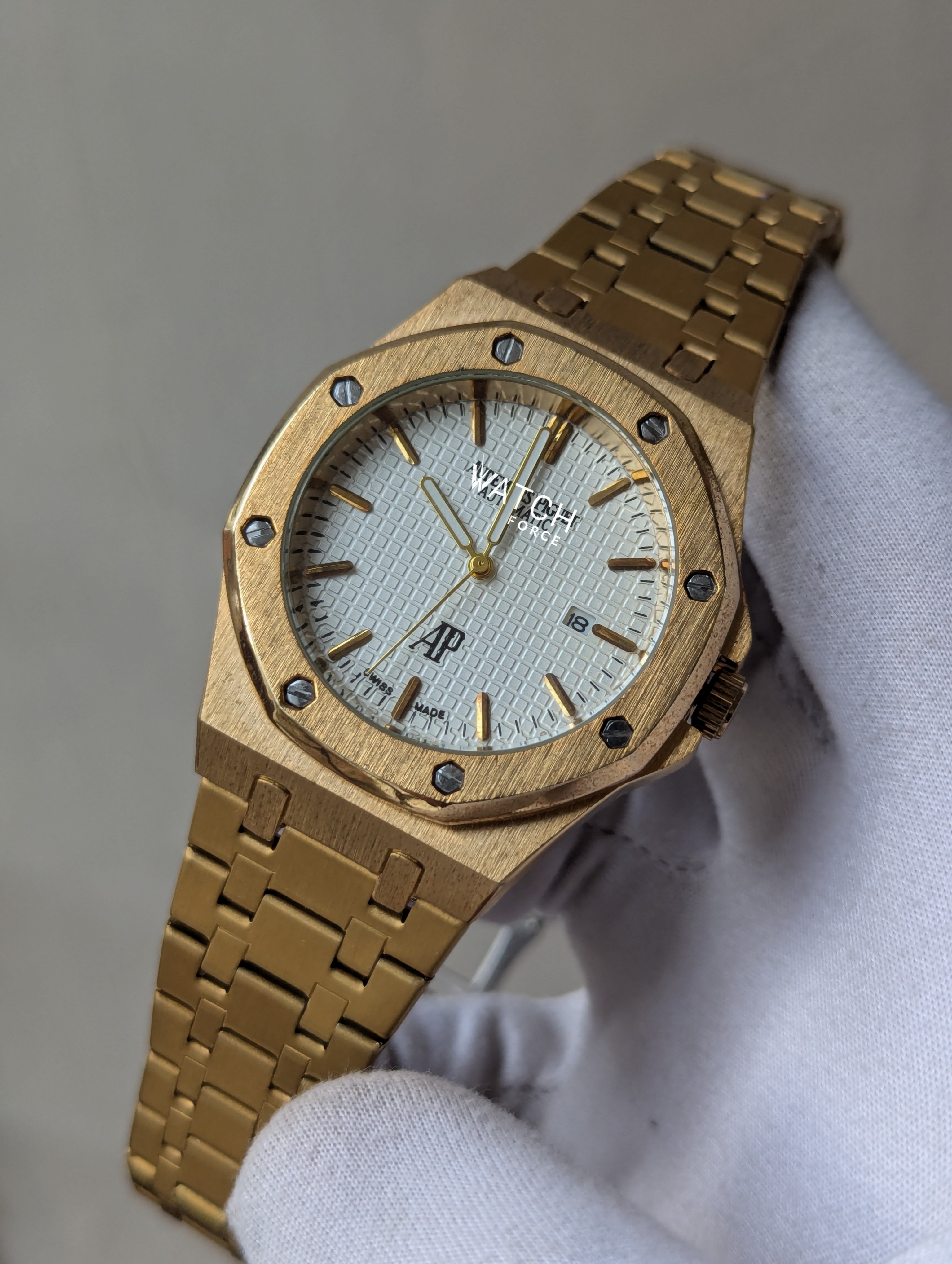 AP Quartz Golden White Face