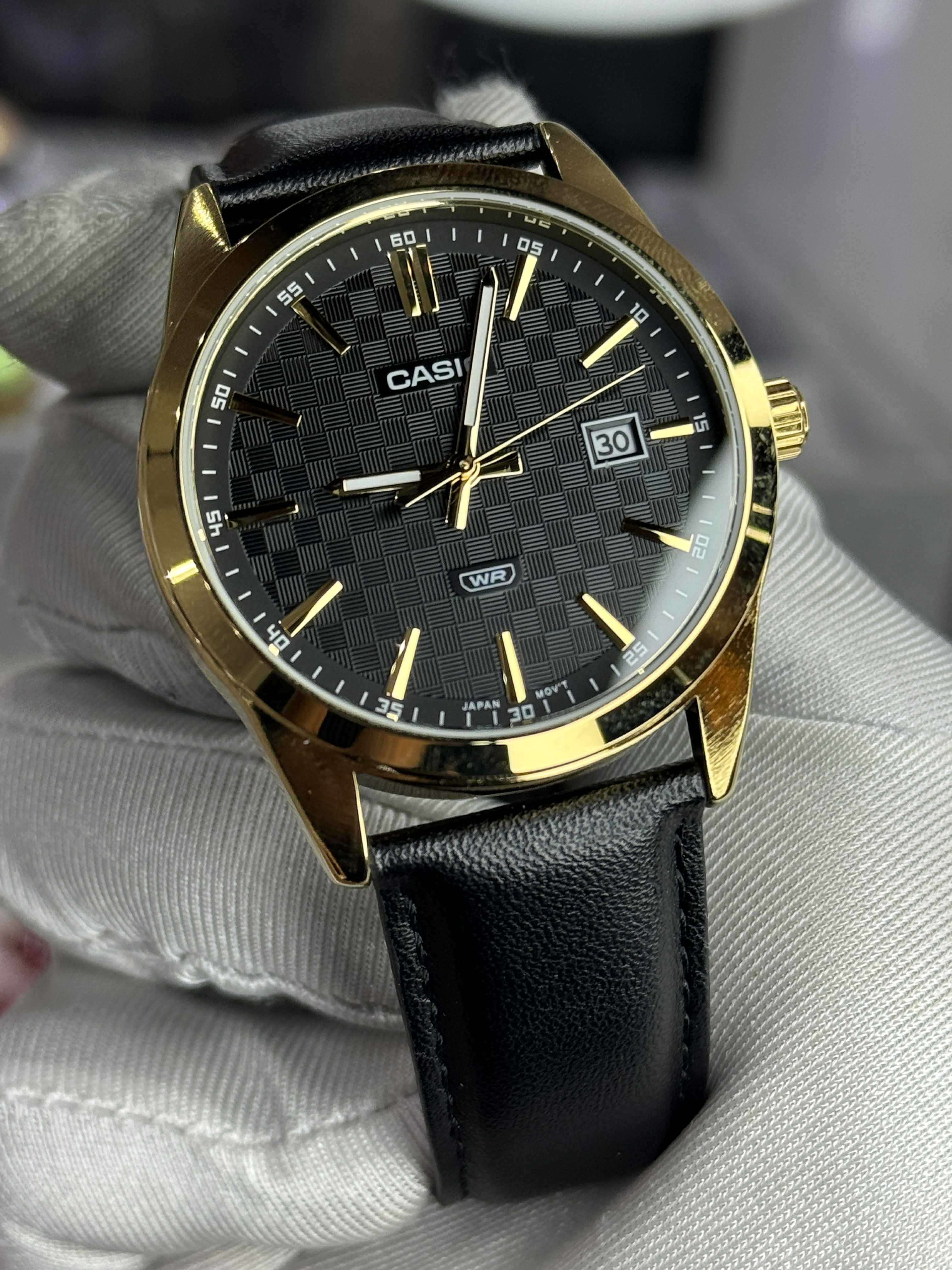 Casio MTP-VD03GL-1AUDF Men’s Gold-Tone Stainless Steel Watch with Black Dial & Leather Strap