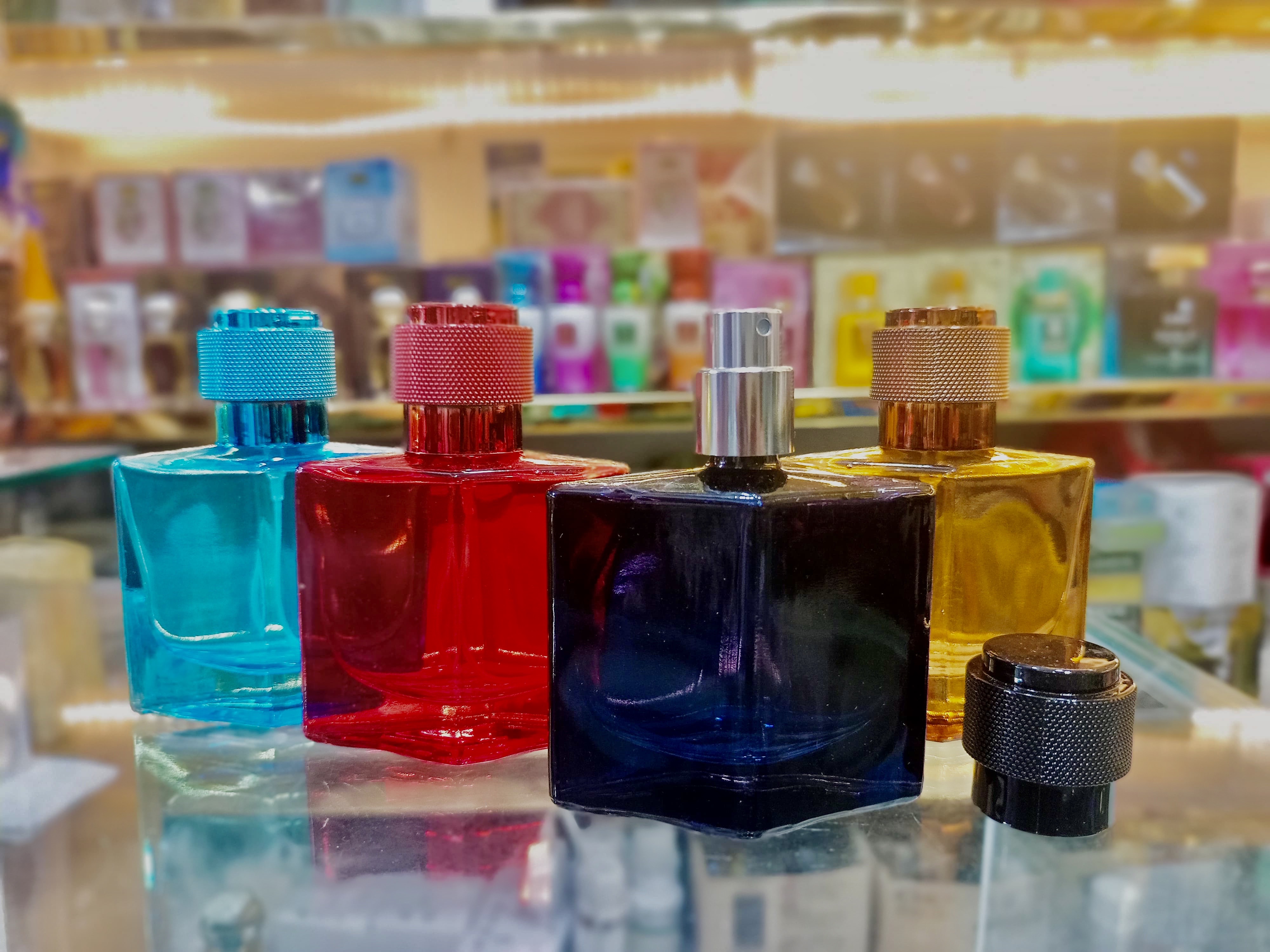 Empty Perfume Atomizer 30 ml Refillable obtuse triangle Shape Colorful Glass Spray 30ml Bottle 1 pcs Random color_img_0