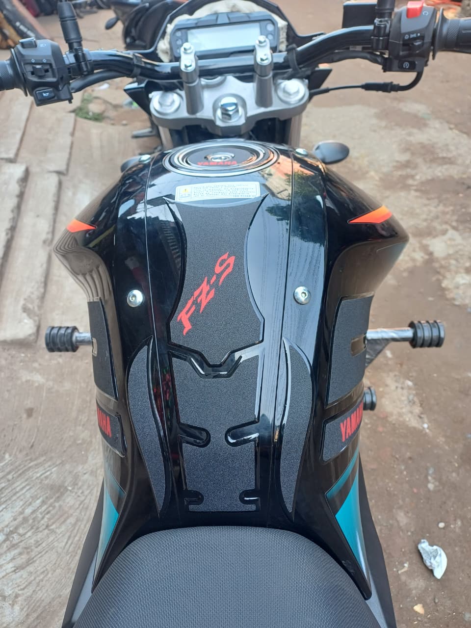 Yamaha Fzs v2 Black Metallic ( Premium Tank Pad 07)_img_0