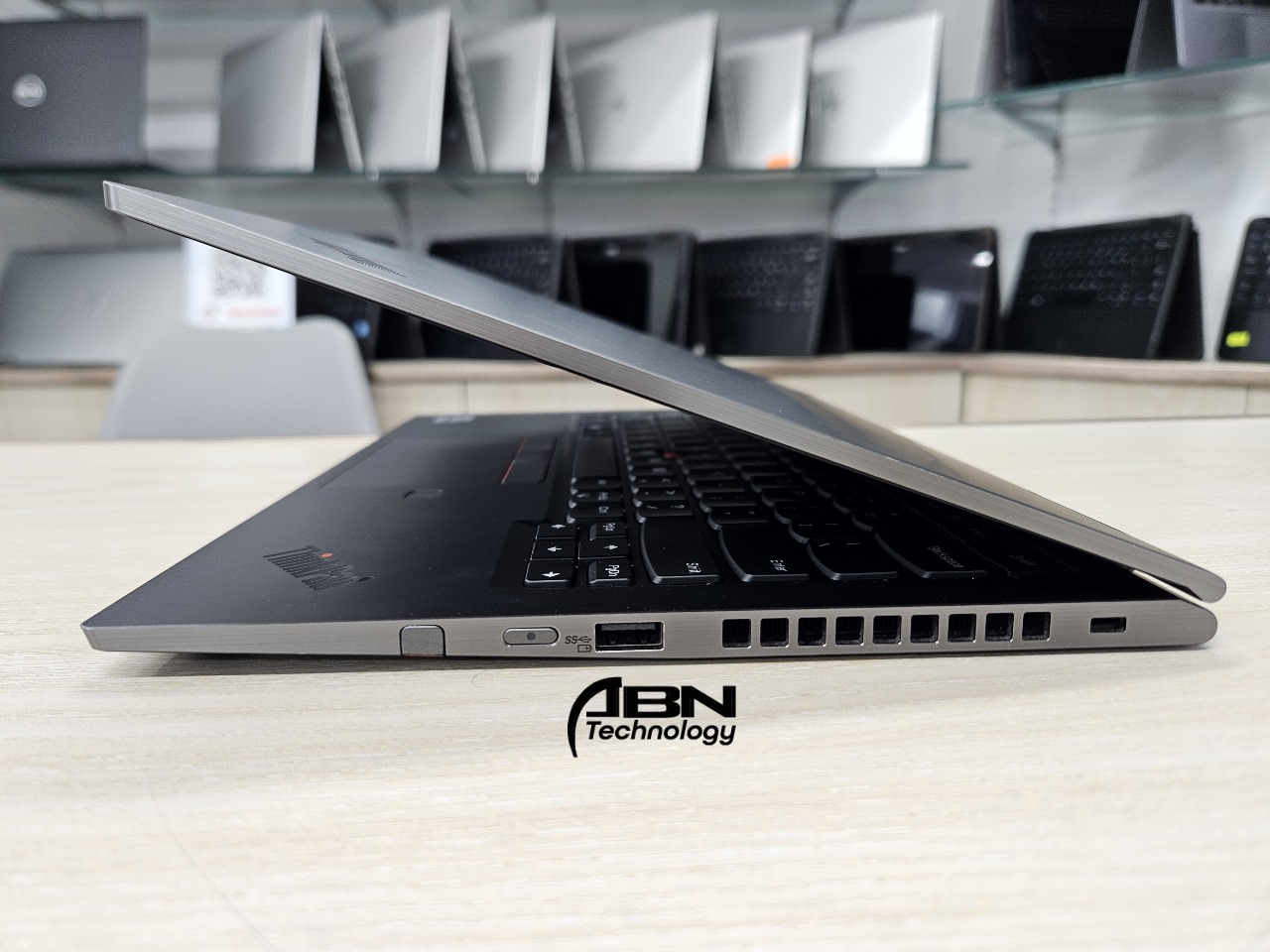 Lenovo ThinkPad X1 Yoga. Core i5, 10th Generation. 8GB RAM.256GB SSD. X360 14" Touch Display_img_2