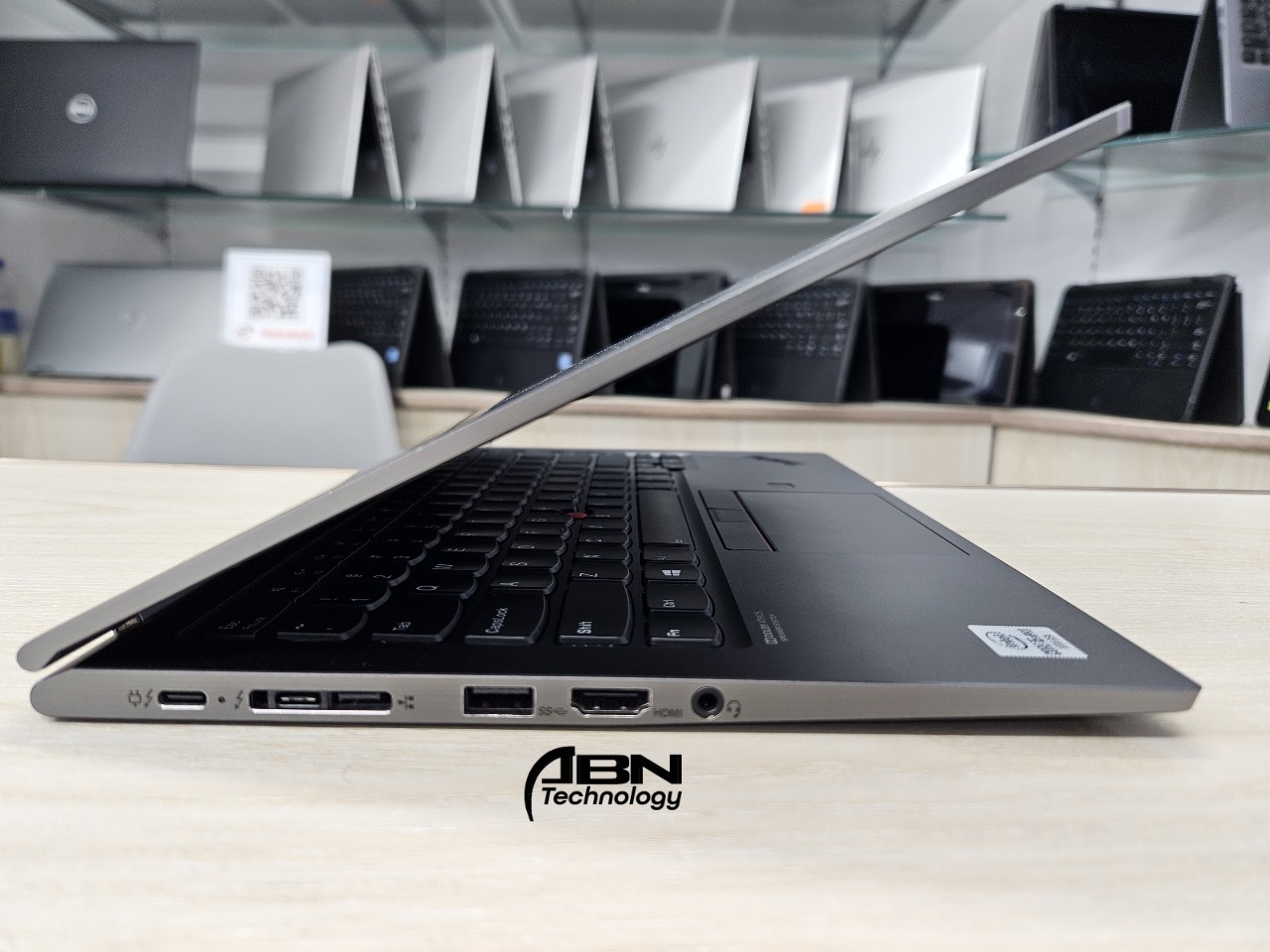 Lenovo ThinkPad X1 Yoga. Core i5, 10th Generation. 8GB RAM.256GB SSD. X360 14" Touch Display_img_3