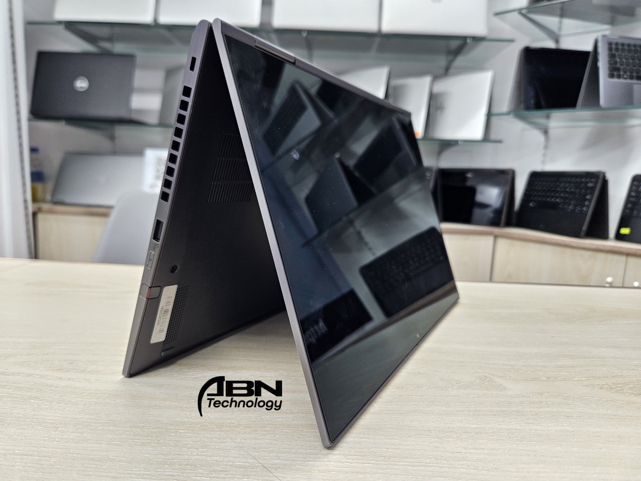 Lenovo ThinkPad X1 Yoga. Core i5, 10th Generation. 8GB RAM.256GB SSD. X360 14" Touch Display_img_4