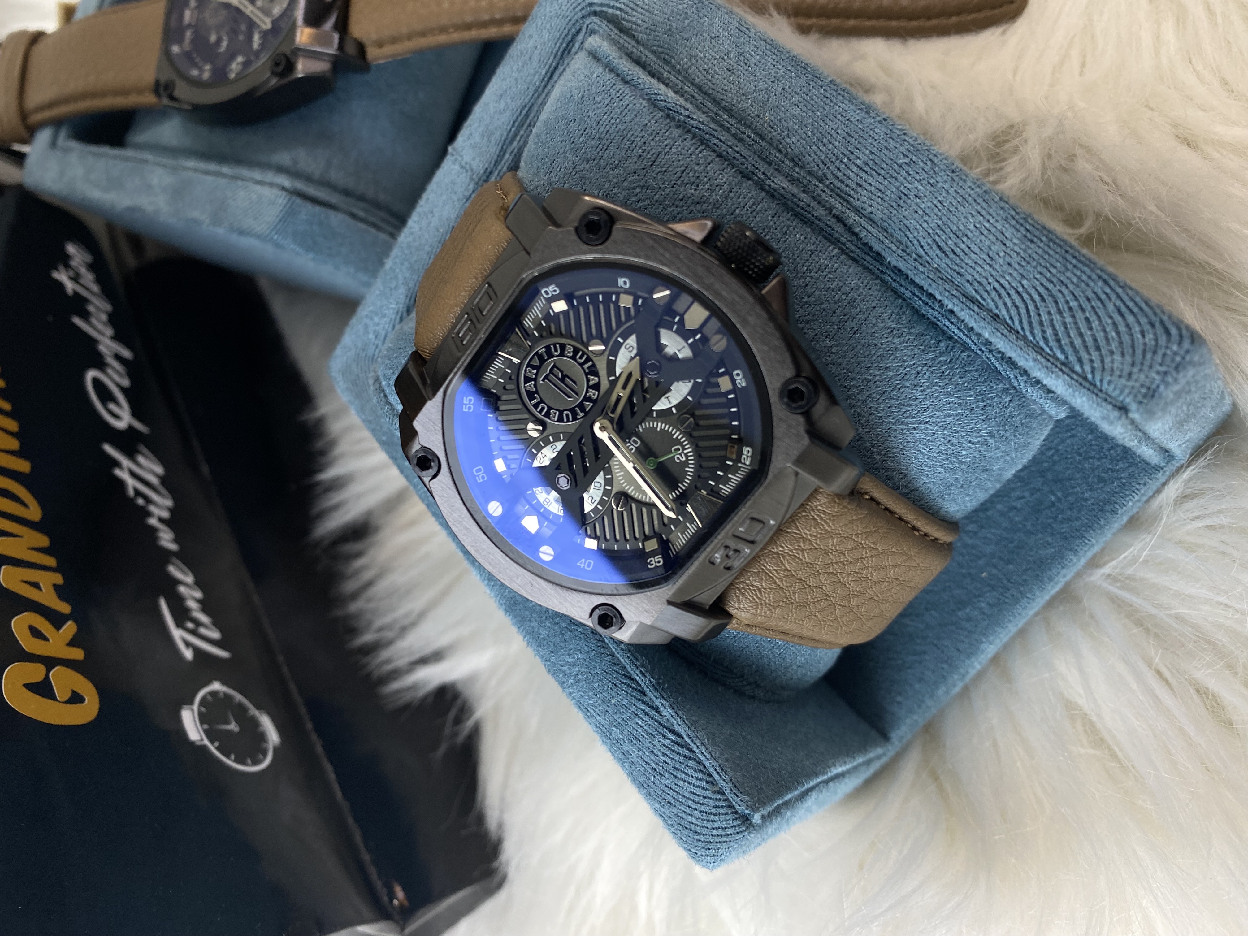 Tubular 60 second pin men watch