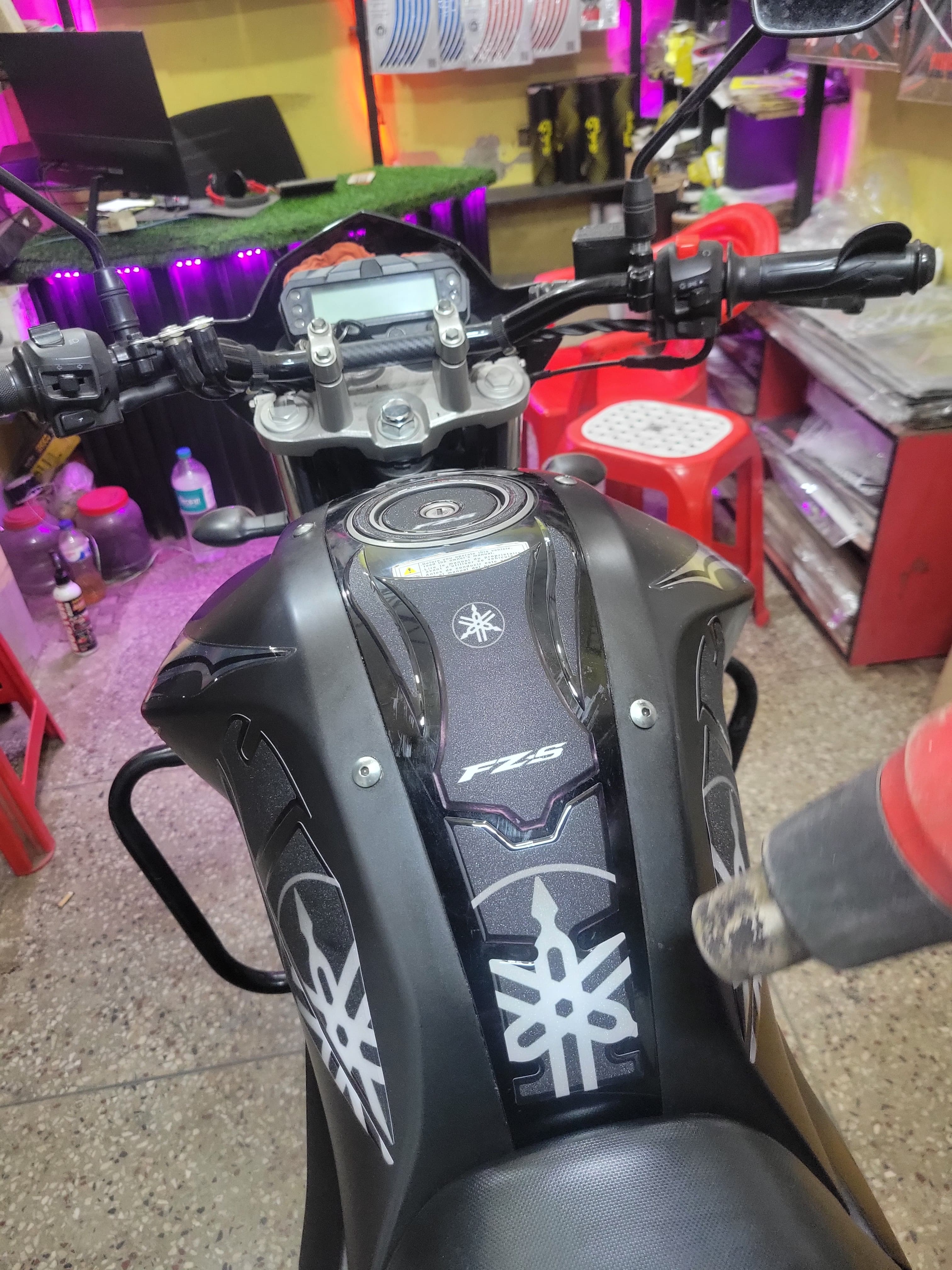 Yamaha Fzs v2 Dark knight NW ( Premium Tank Pad 09)_img_3