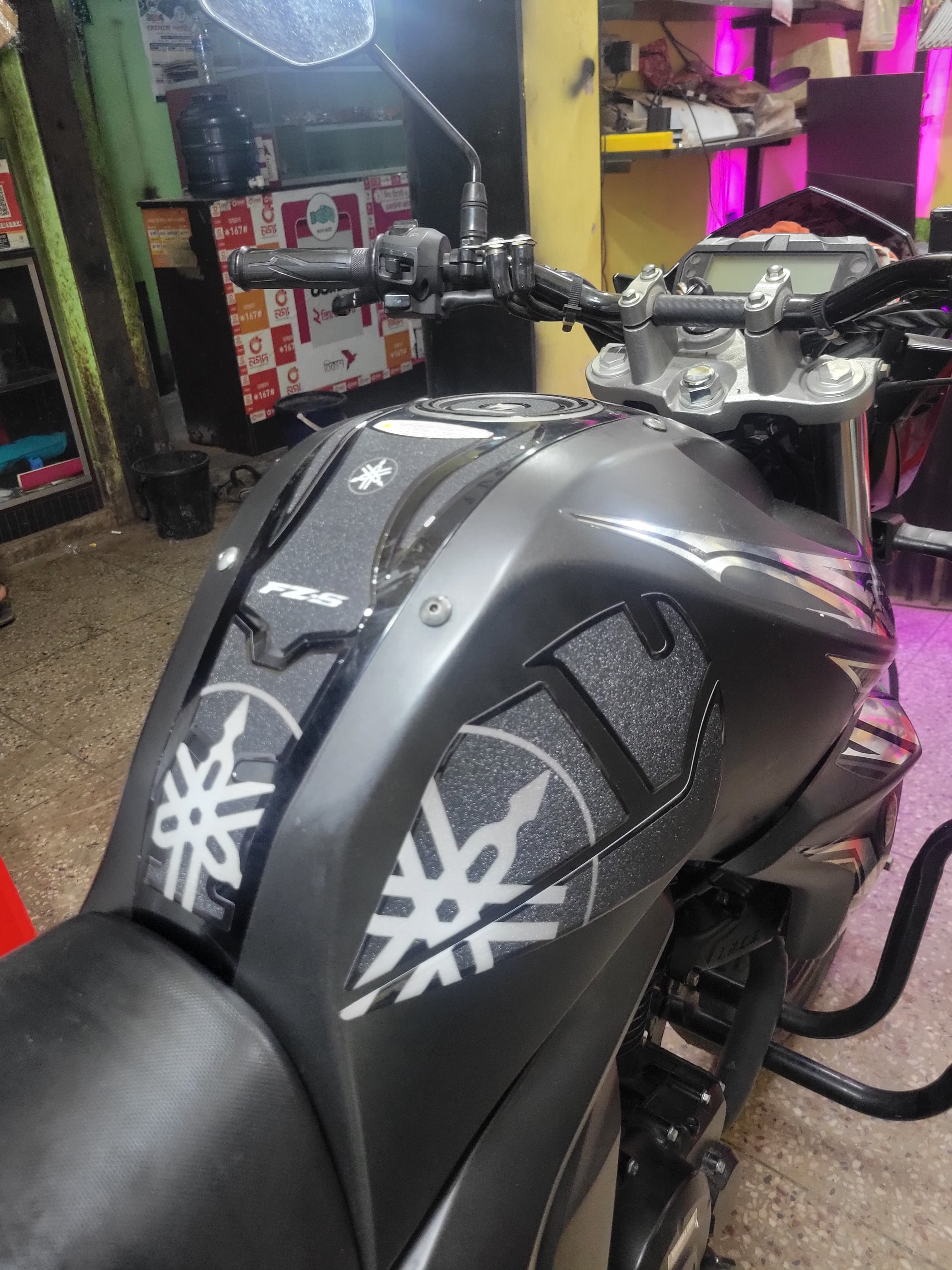 Yamaha Fzs v2 Dark knight NW ( Premium Tank Pad 09)_img_4