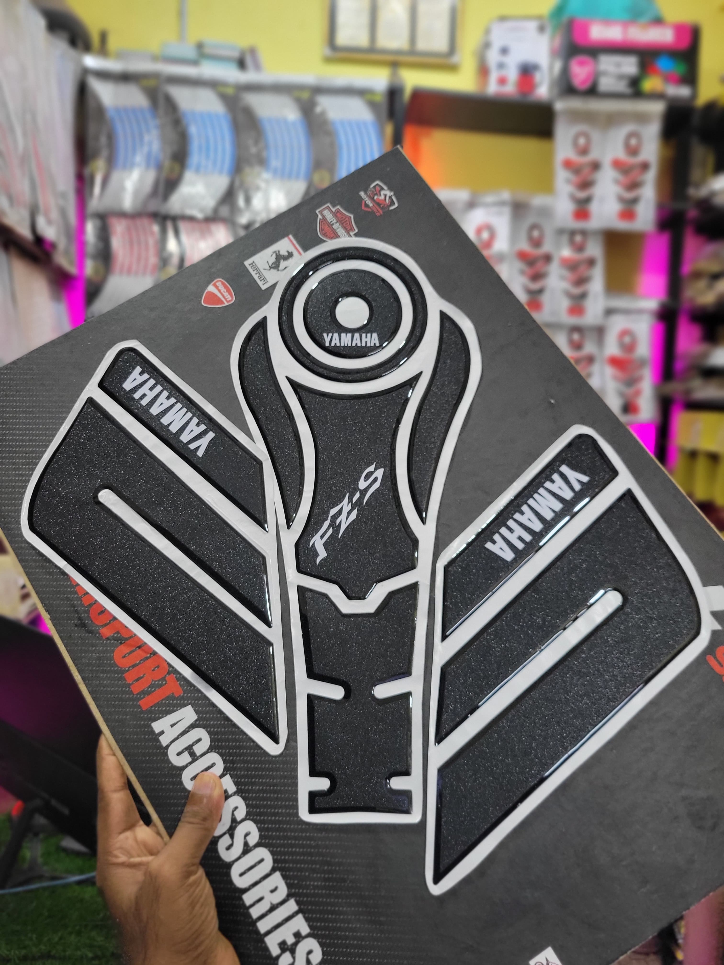 Yamaha Fzs v2 Hurricane Grey 2025 ( Premium Tank Pad 011)_img_2