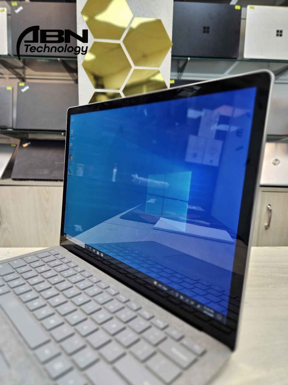 Microsoft Surface laptop 2. Core i5, 8th Gen. 8GB RAM, 256GB SSD. 13.5" 2k Touch Display._img_5