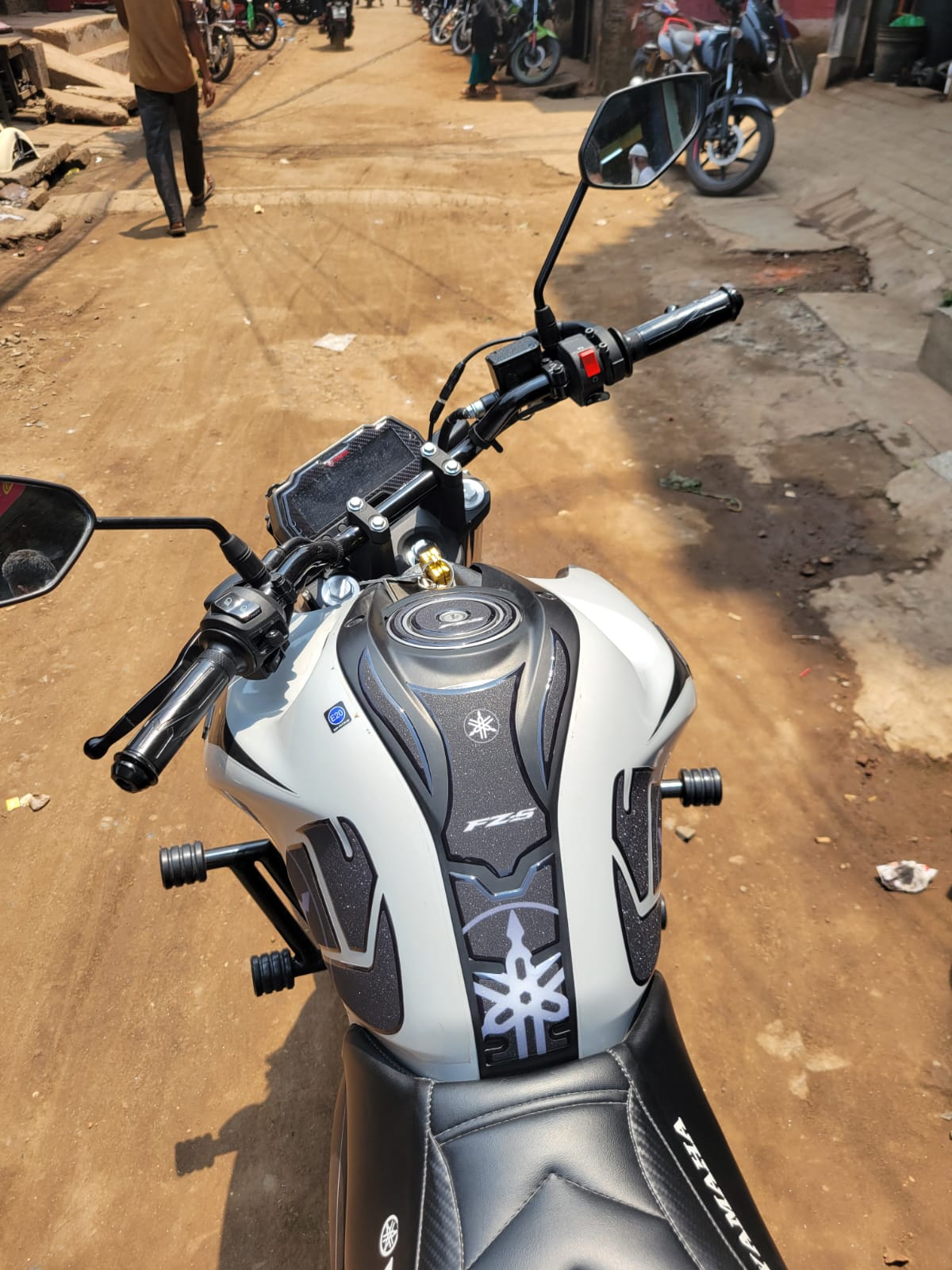 Yamaha Fzs v4 White( Premium Tank Pad 020)_img_0