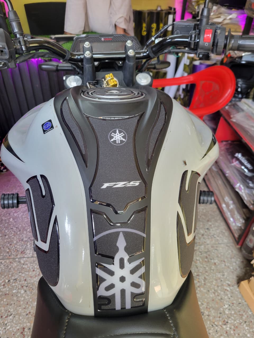 Yamaha Fzs v4 White( Premium Tank Pad 020)_img_2