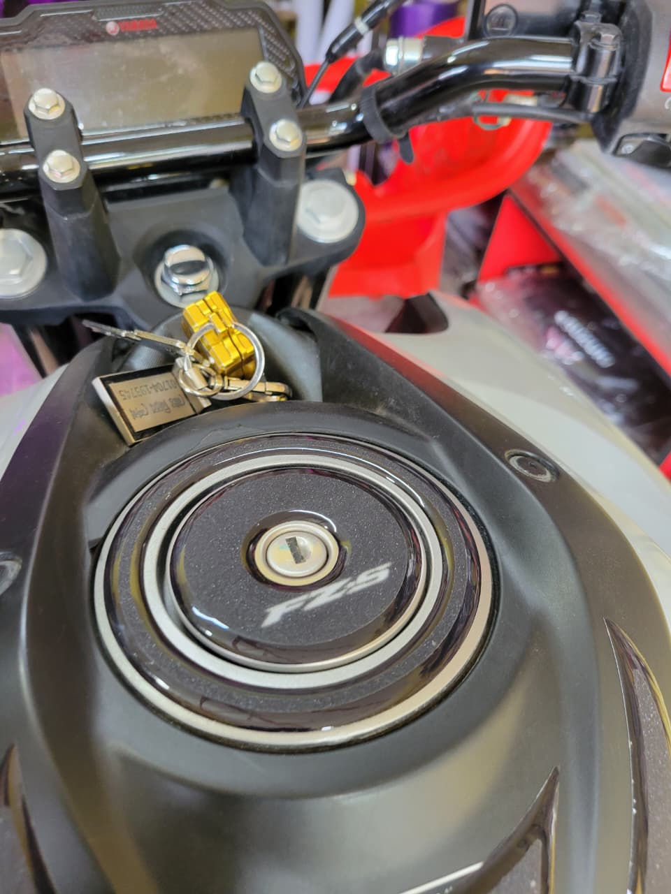 Yamaha Fzs v4 White( Premium Tank Pad 020)_img_3