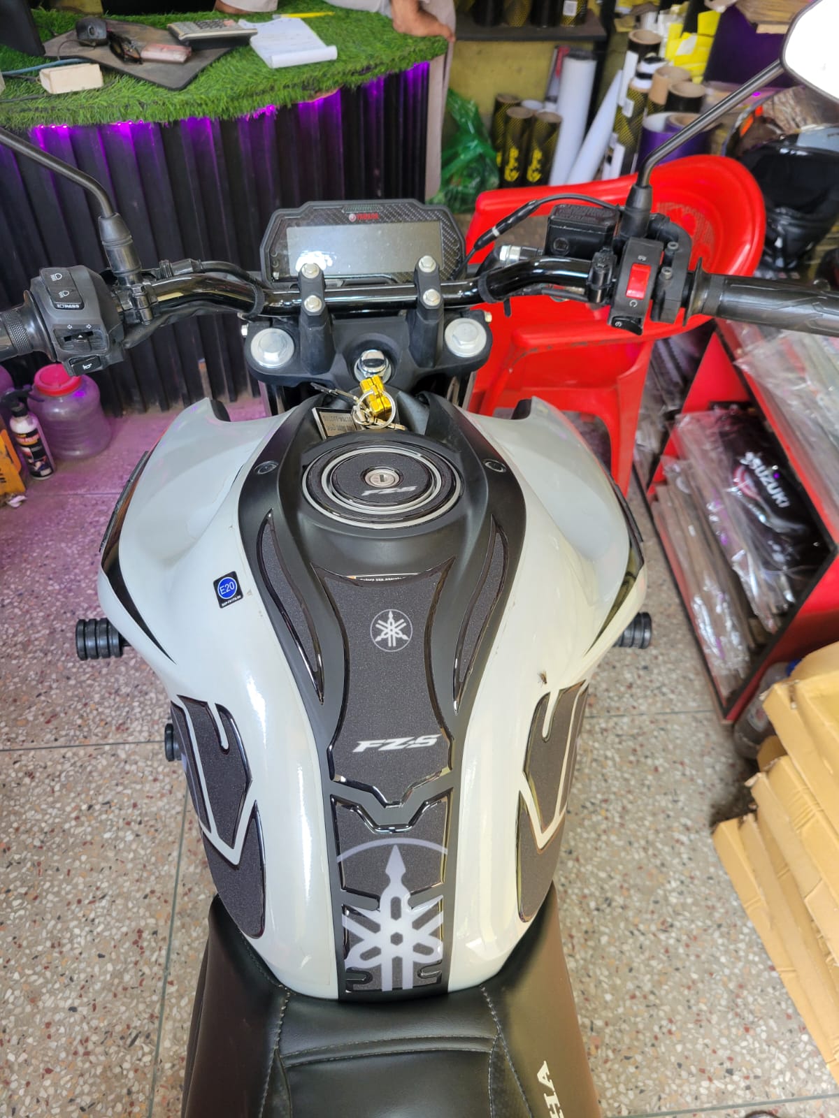 Yamaha Fzs v4 White( Premium Tank Pad 020)_img_4