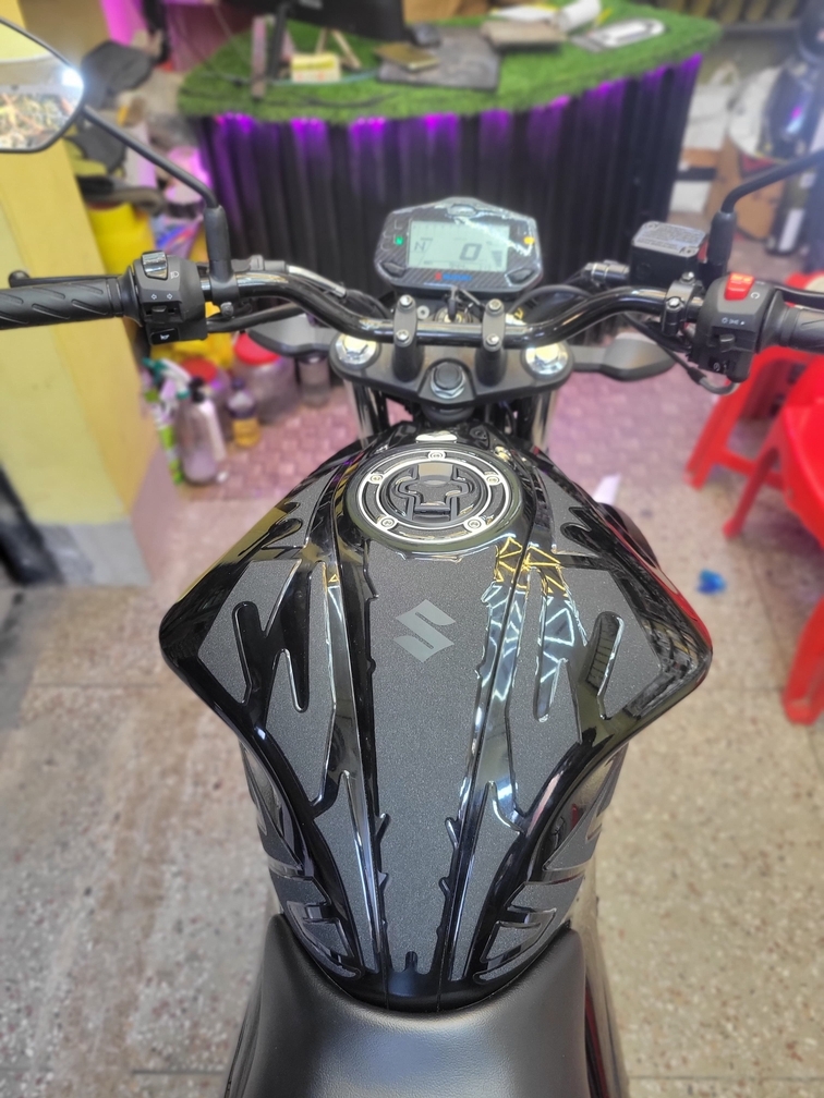 Gixxer Fi or SF Glossy Black( Premium Tank Pad 028)_img_2