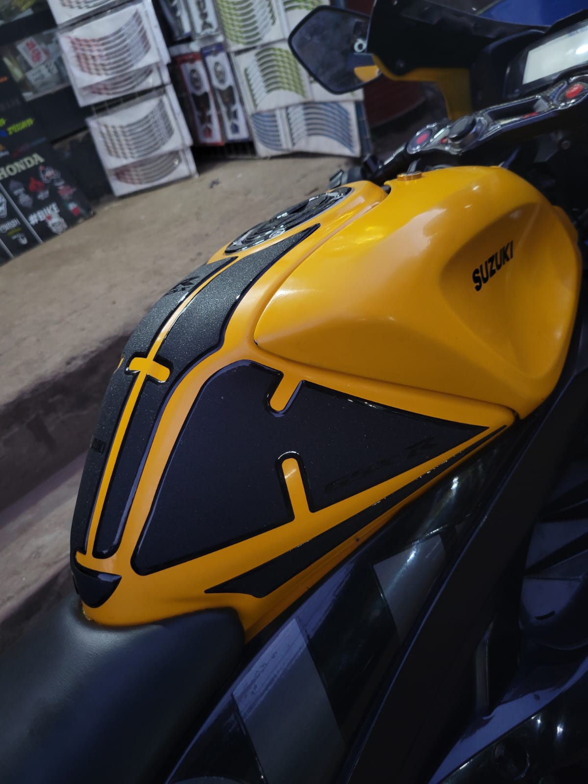 Suzuki GSXR ( Premium Tank Pad 029)_img_2