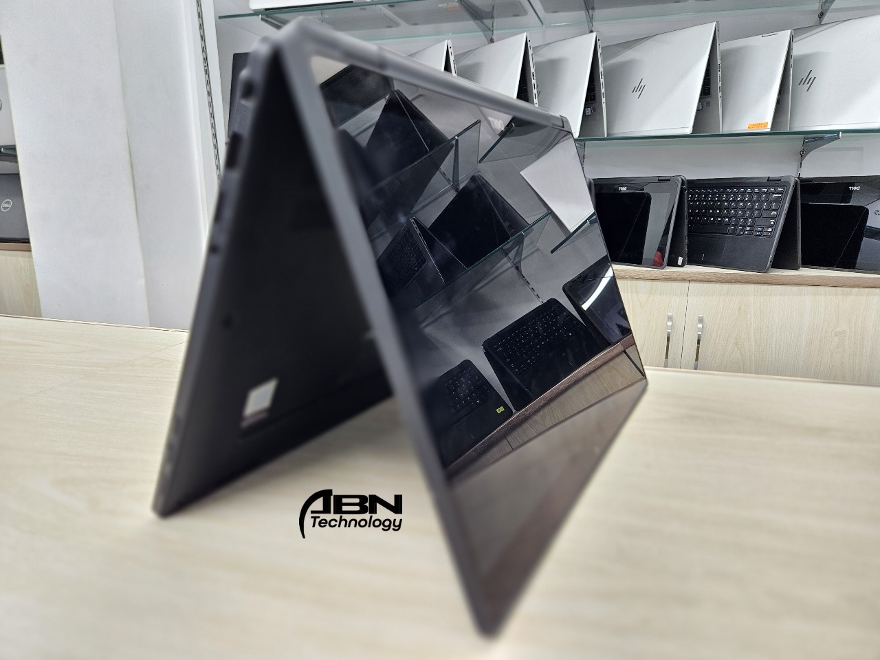 Dell Latitude 7390 2in1. Core i5,8th Gen. 16GB RAM, 256GB SSD. 13.3" X360 Touch Display.