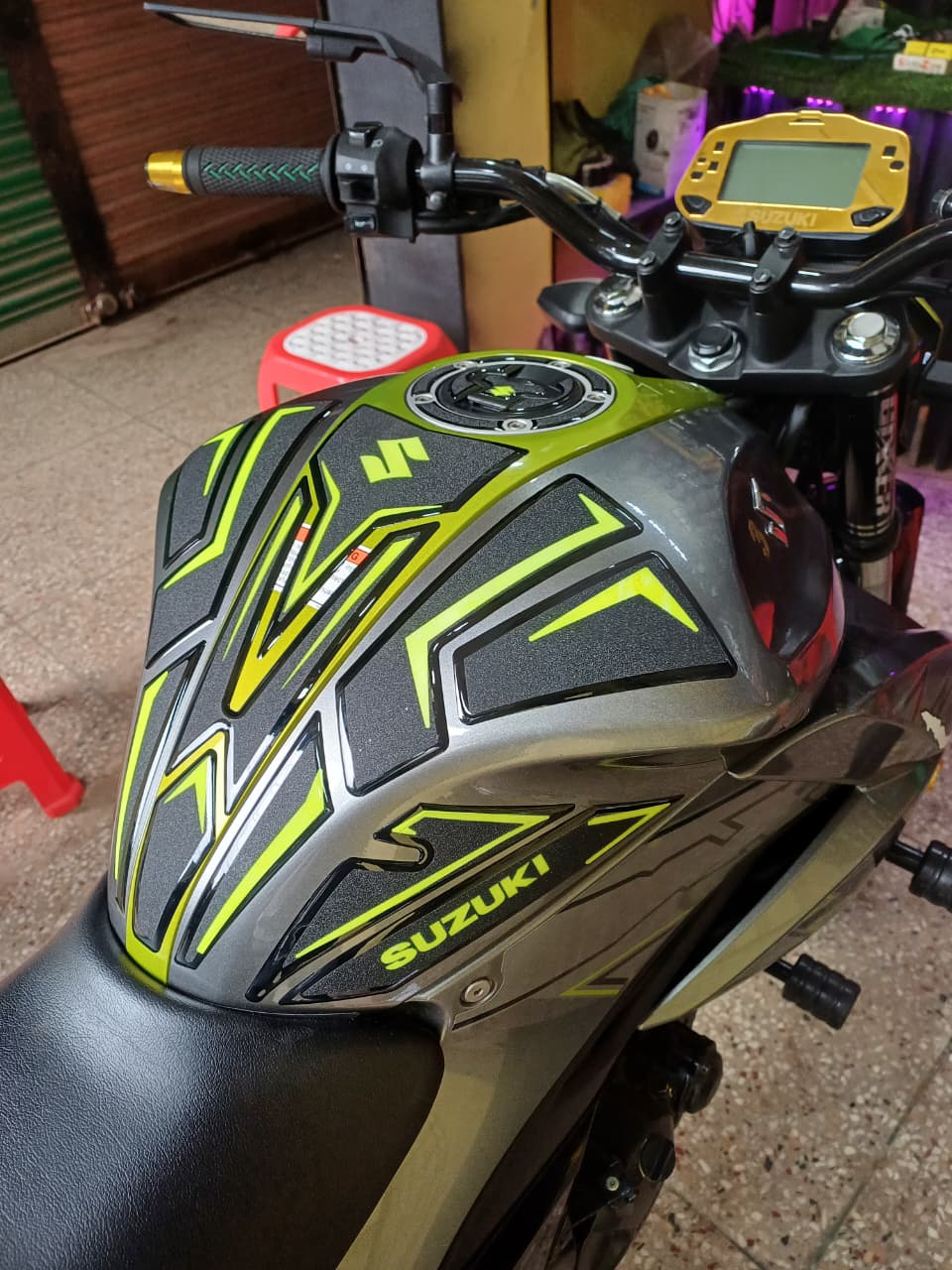 Gixxer Fi Lemon Sliver 2025 ( Premium Tank Pad 032)_img_3