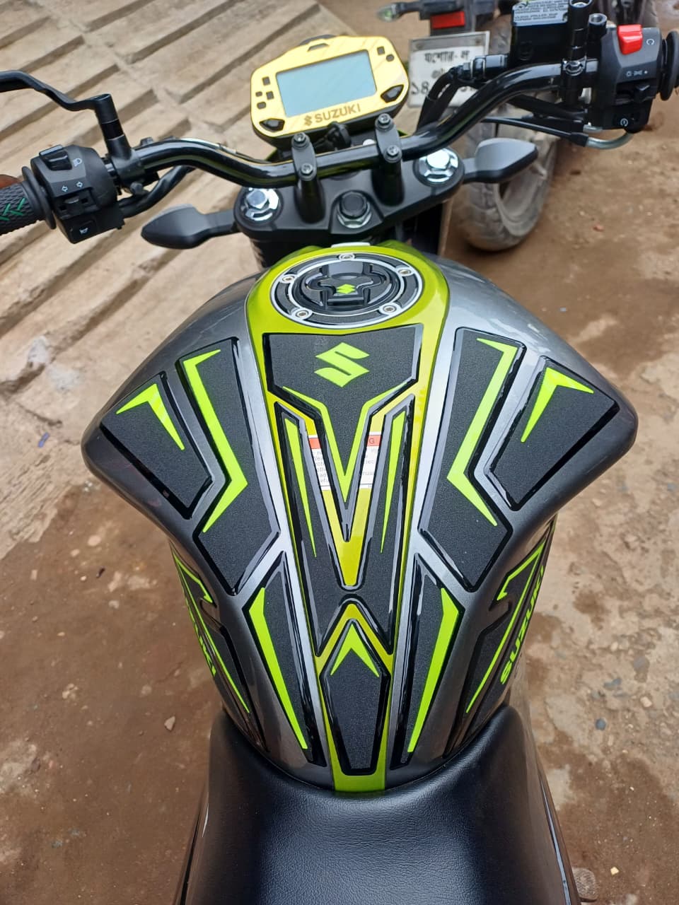 Gixxer Fi Lemon Sliver 2025 ( Premium Tank Pad 032)_img_4
