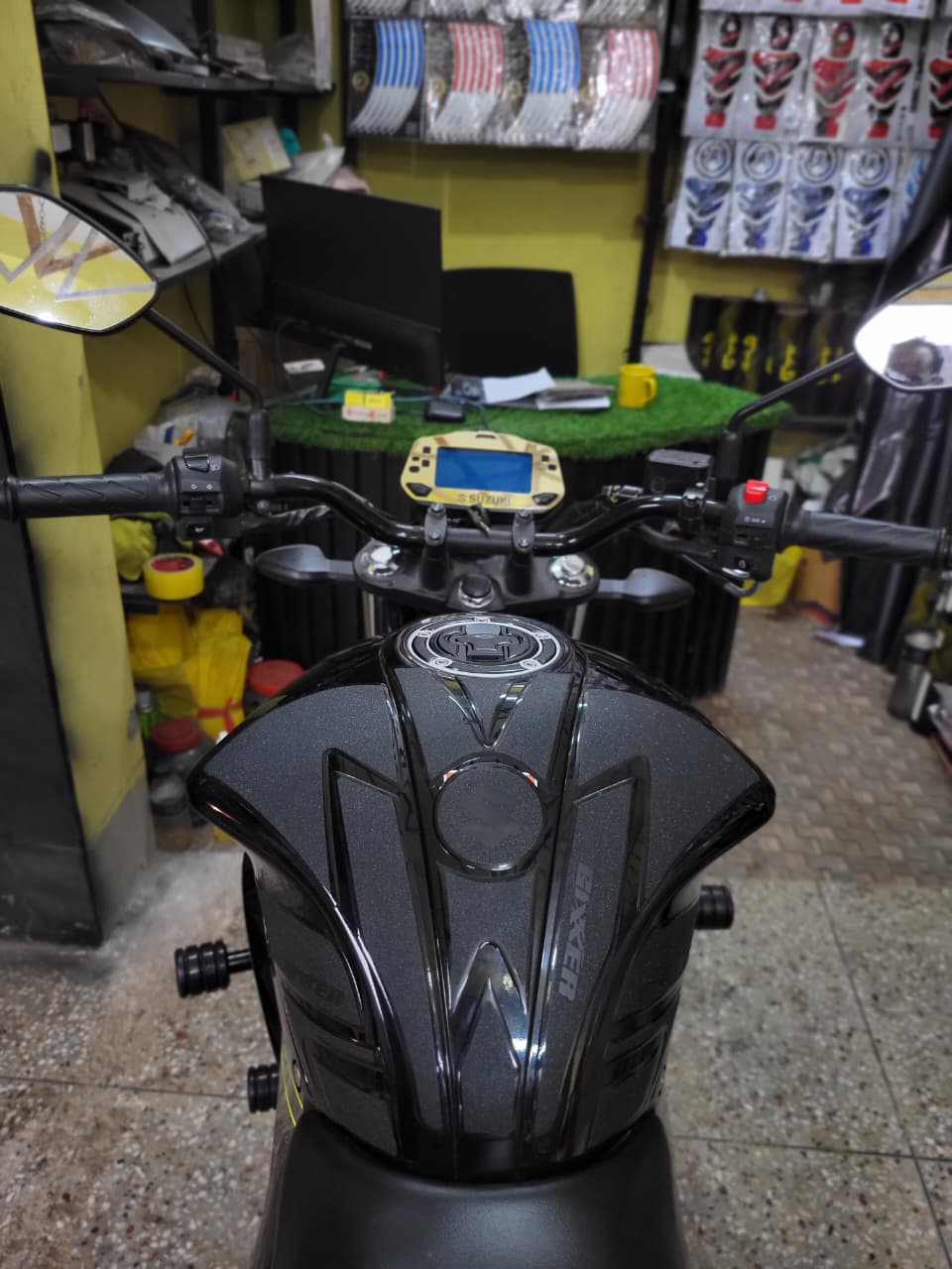 Gixxer Fi Glossy Black( Premium Tank Pad 033)_img_2