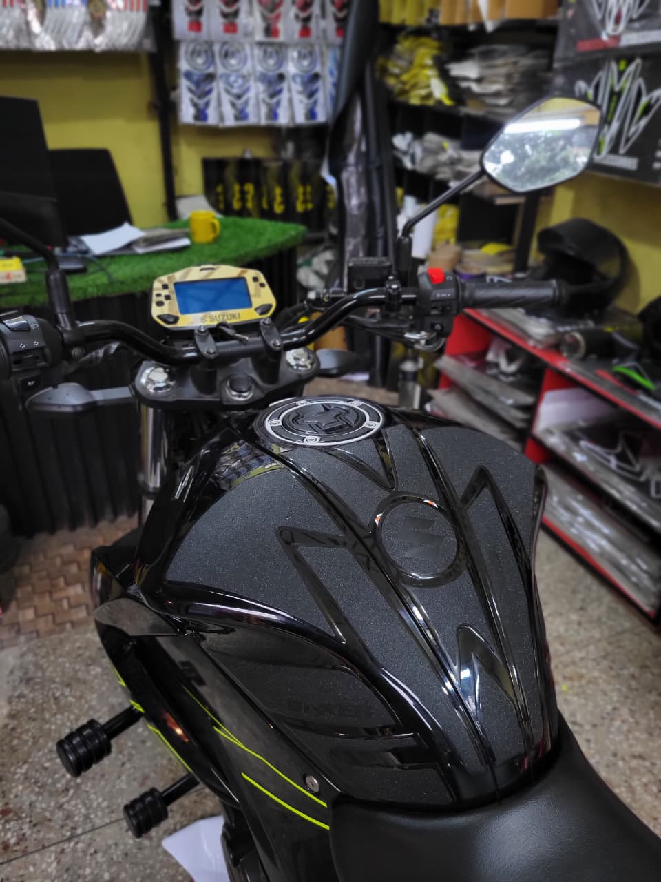Gixxer Fi Glossy Black( Premium Tank Pad 033)_img_3