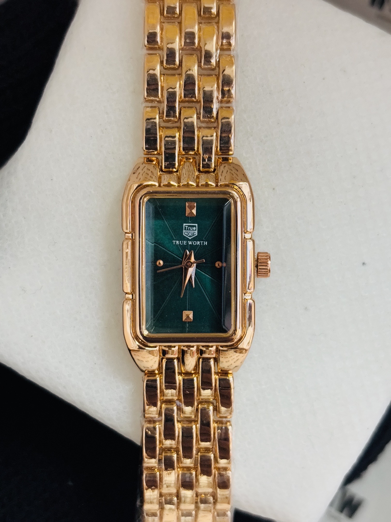 EPG coler Ladis watch