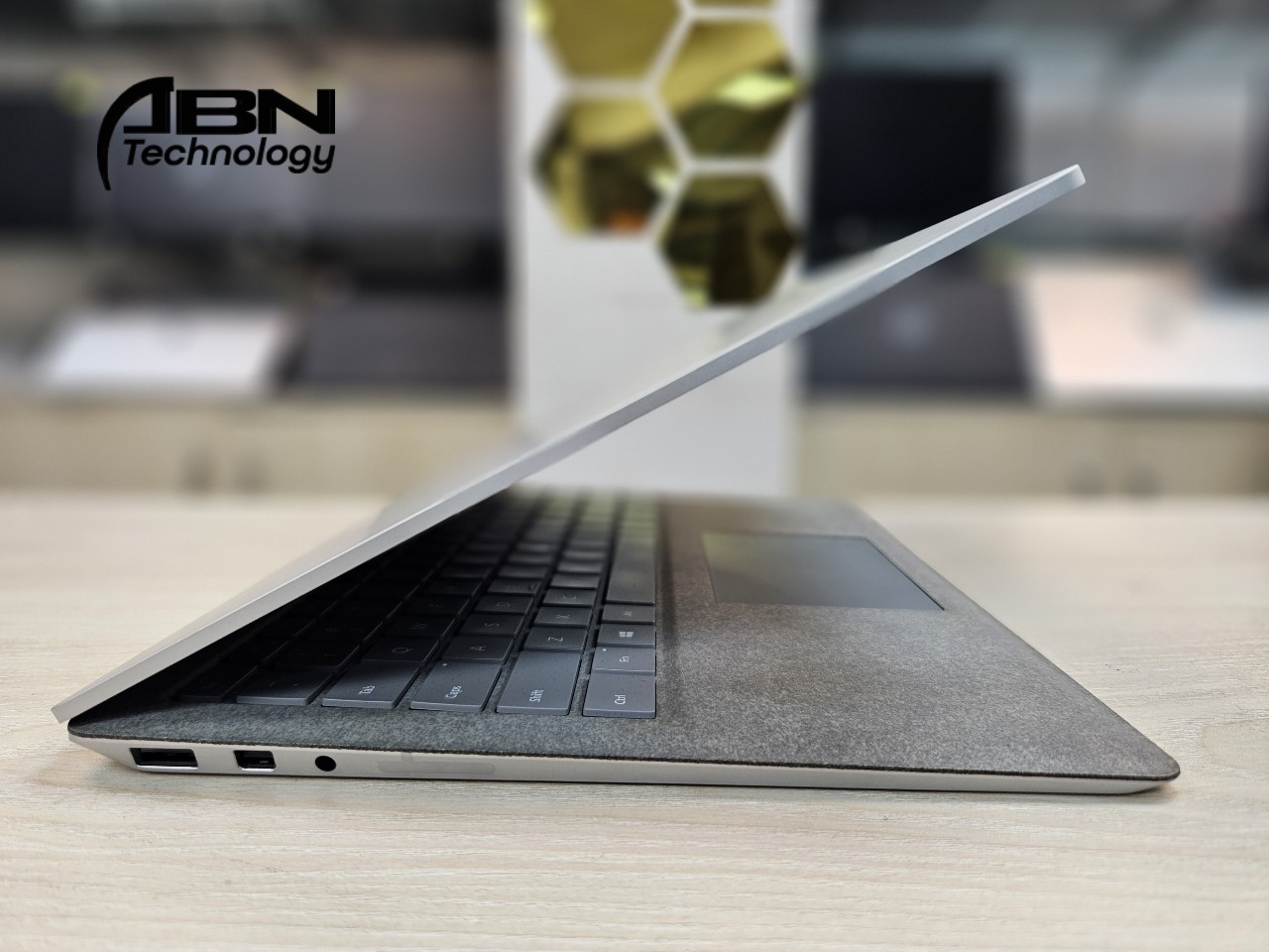 Microsoft Surface laptop 3. Core i7, 10th Gen. 16GB RAM, 256GB SSD. 13.5" 2k touch Display._img_1