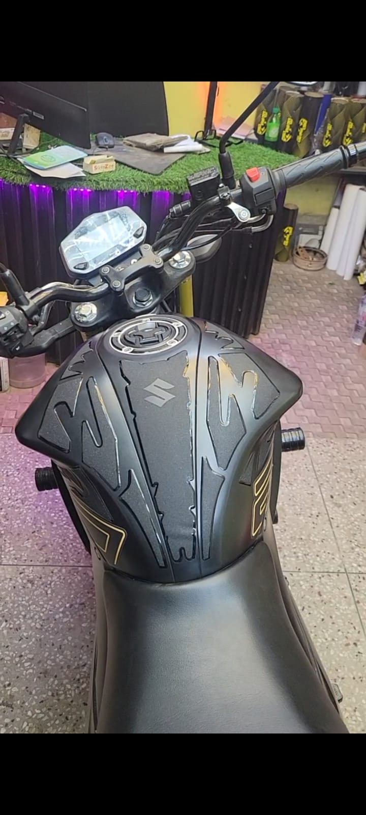 Gixxer Fi or SF 205cc Matt Black( Premium Tank Pad 037)_img_1