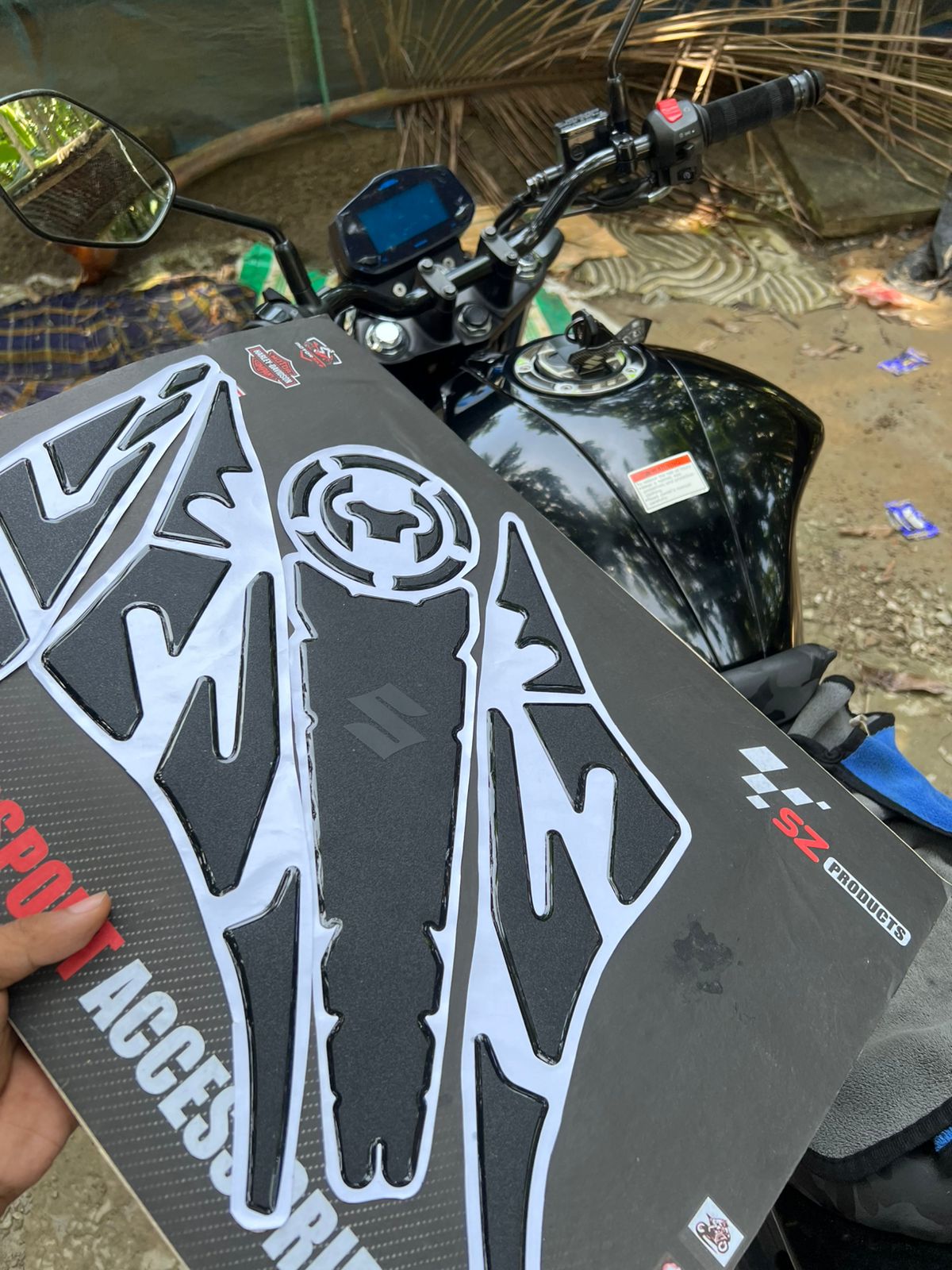 Gixxer Fi or SF 205cc Matt Black( Premium Tank Pad 037)_img_2