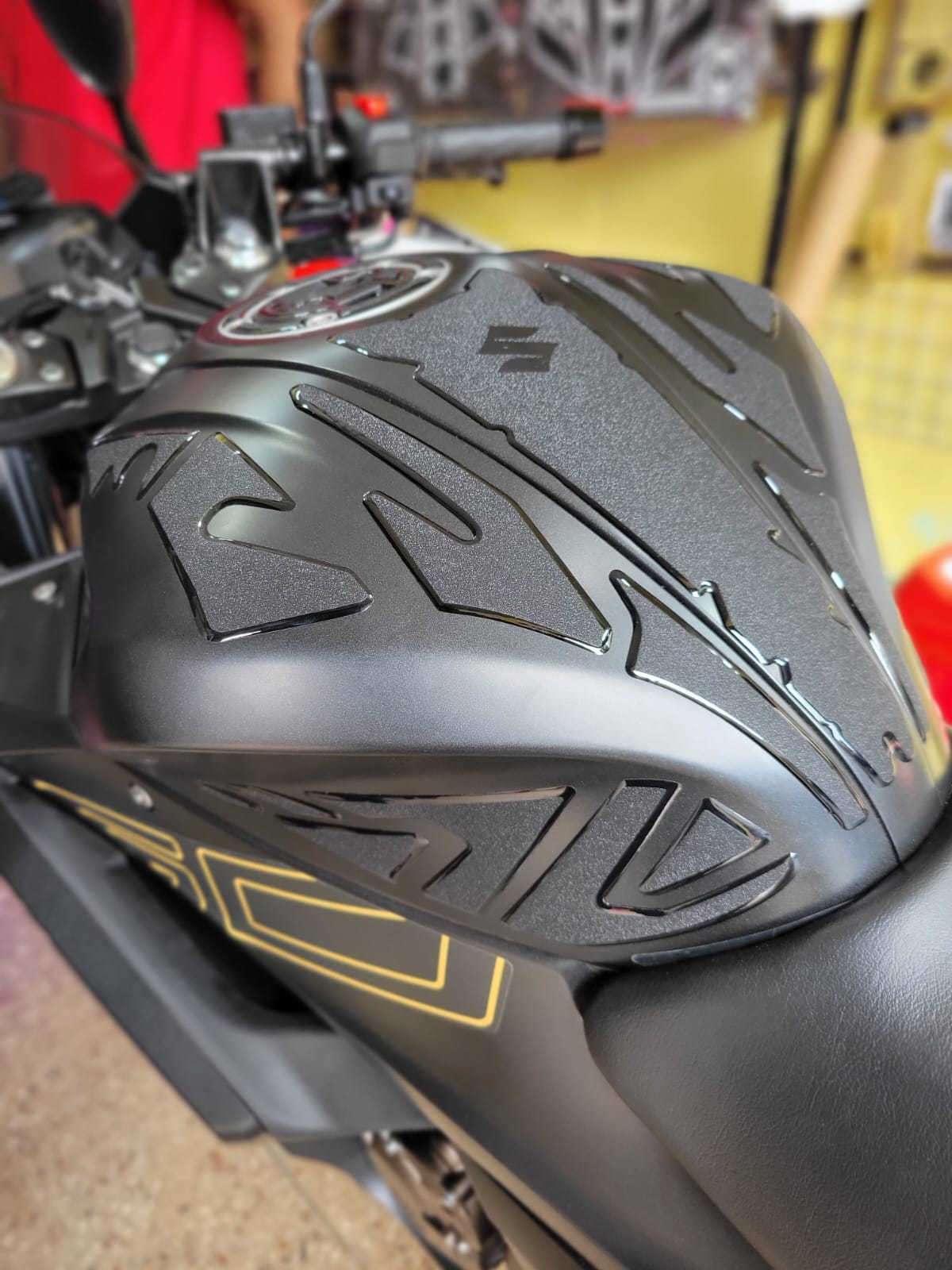 Gixxer Fi or SF 205cc Matt Black( Premium Tank Pad 037)_img_5