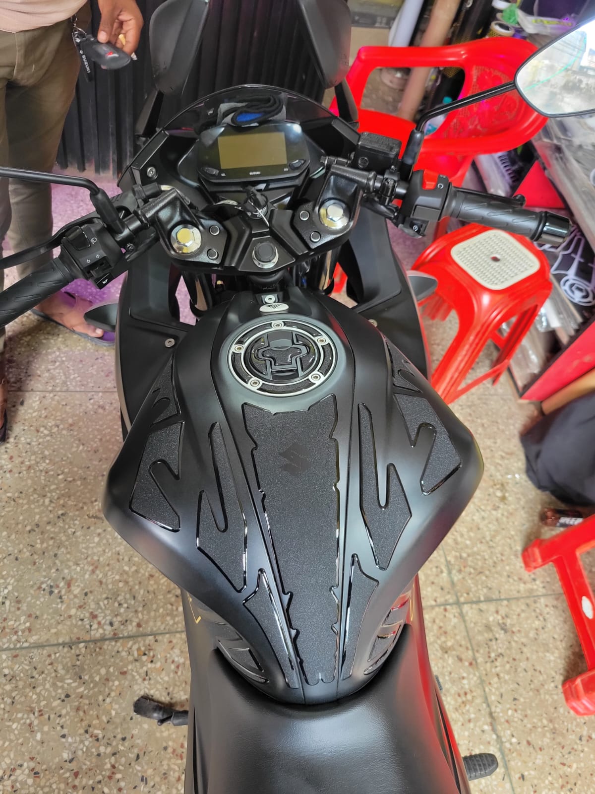 Gixxer Fi or SF 205cc Matt Black( Premium Tank Pad 037)_img_6