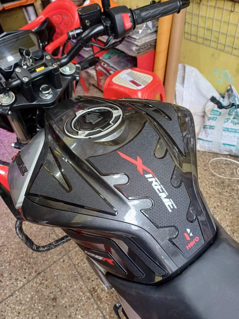 Hero Xtreme 125r Black, Red ( Premium Tank Pad 039)_img_2