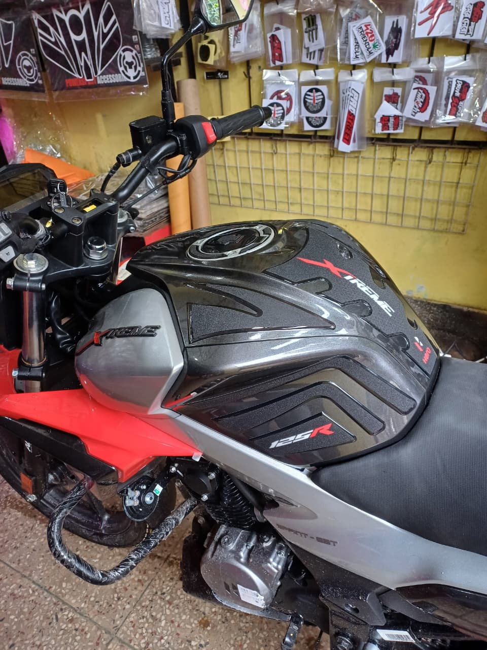 Hero Xtreme 125r Black, Red ( Premium Tank Pad 039)_img_3