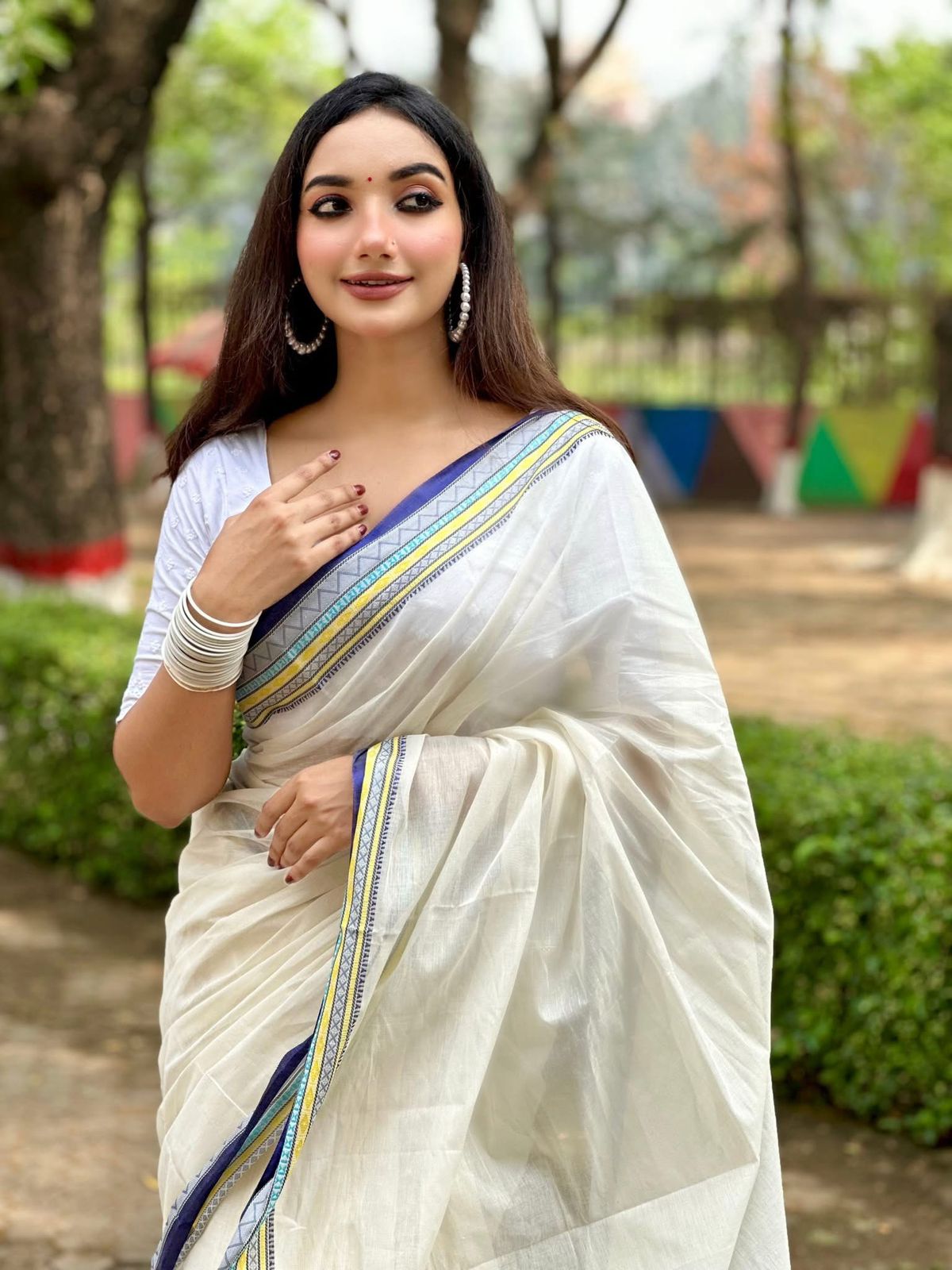 Handloom white dark blue par saree