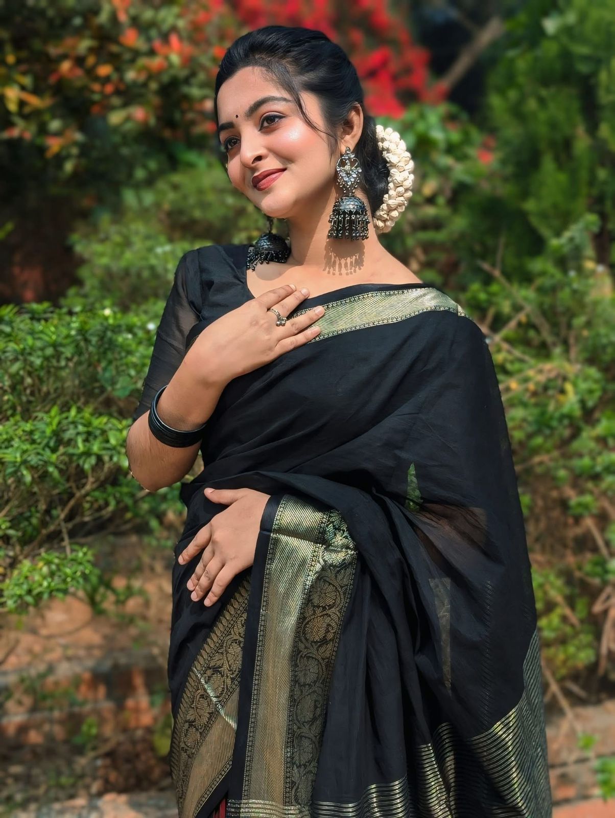 Handloom black golder par saree