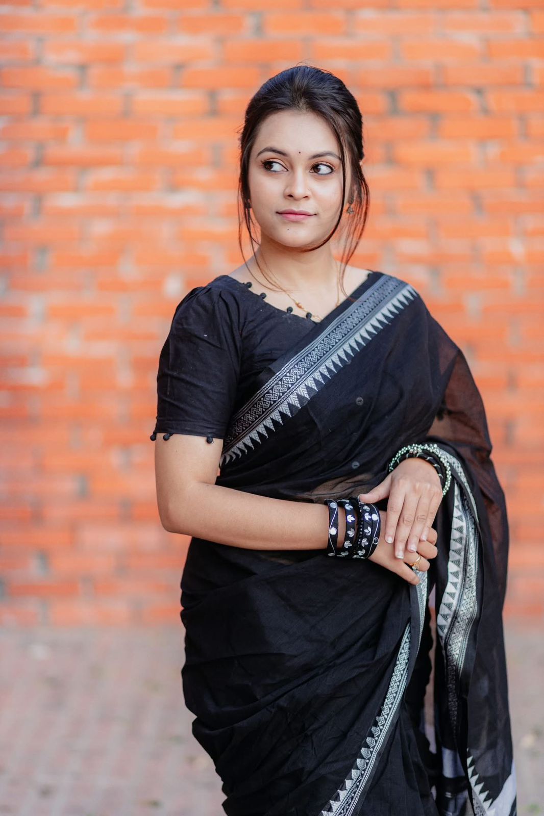 Handloom black white par saree