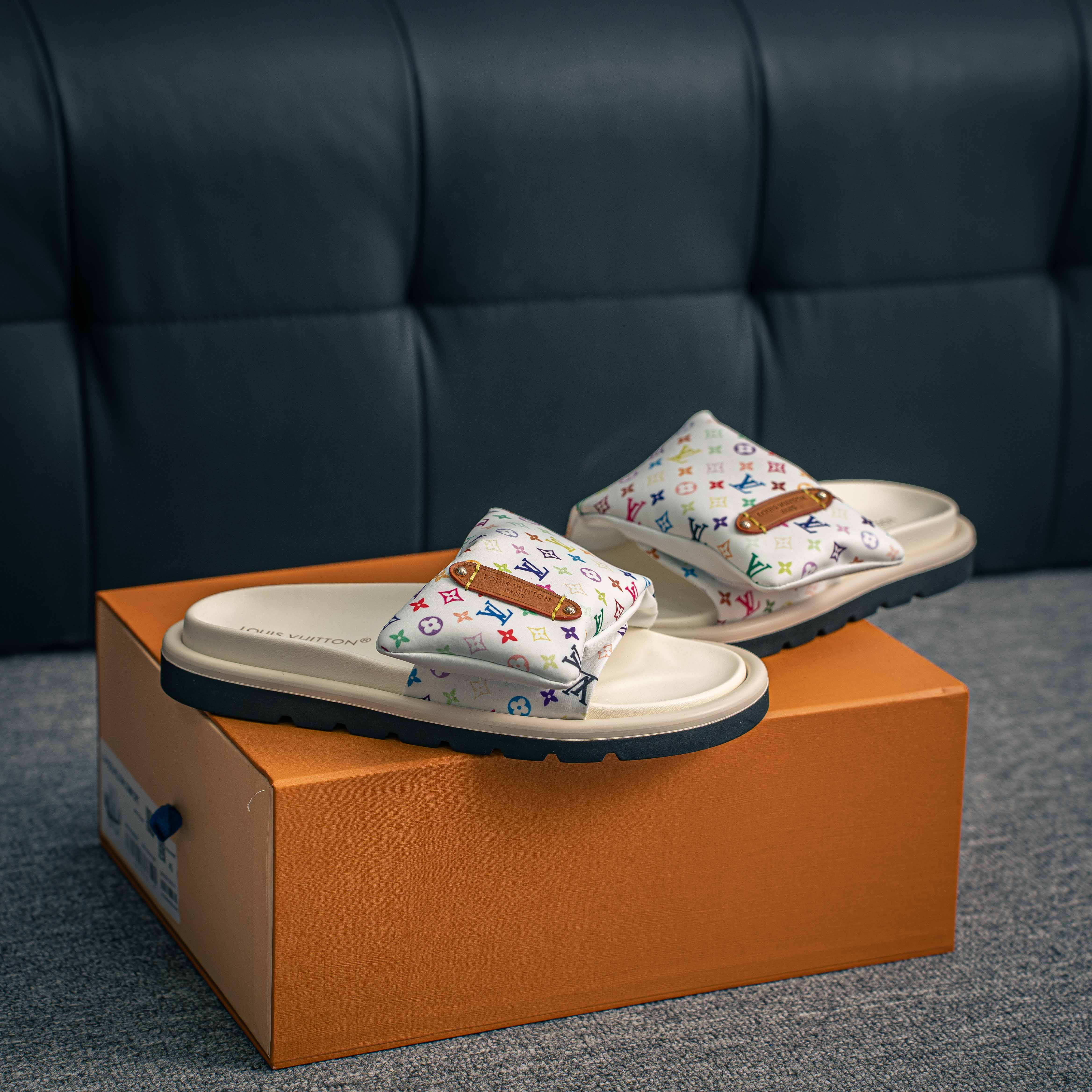 Louis Vuitton mules (1:1)_img_0